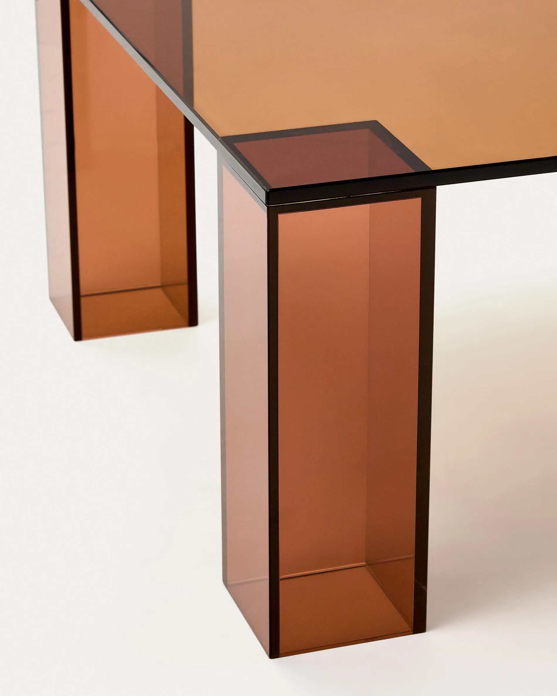 Eleganter Couchtisch aus braunem Glas, 140x60 cm, minimalistisch und robust, ideal für moderne Wohnräume.