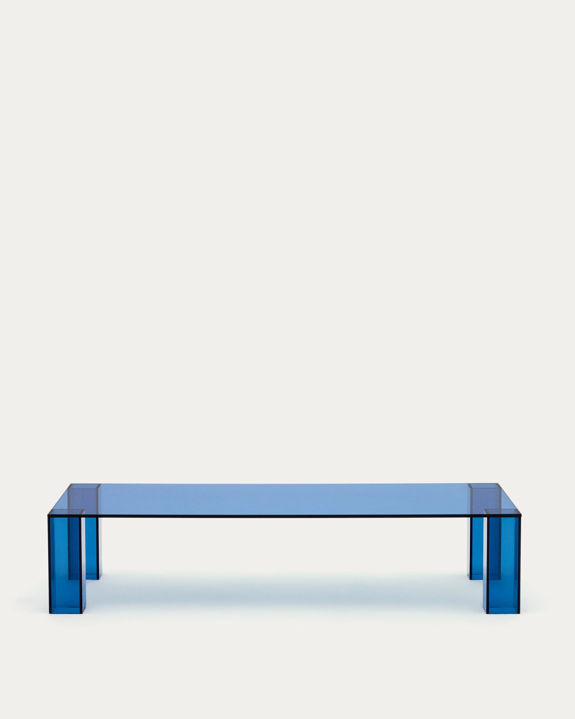 Couchtisch Adularia aus gehärtetem Glas in Blau 140 x 60 cm in Blau präsentiert im Onlineshop von KAQTU Design AG. Beistelltisch ist von Kave Home