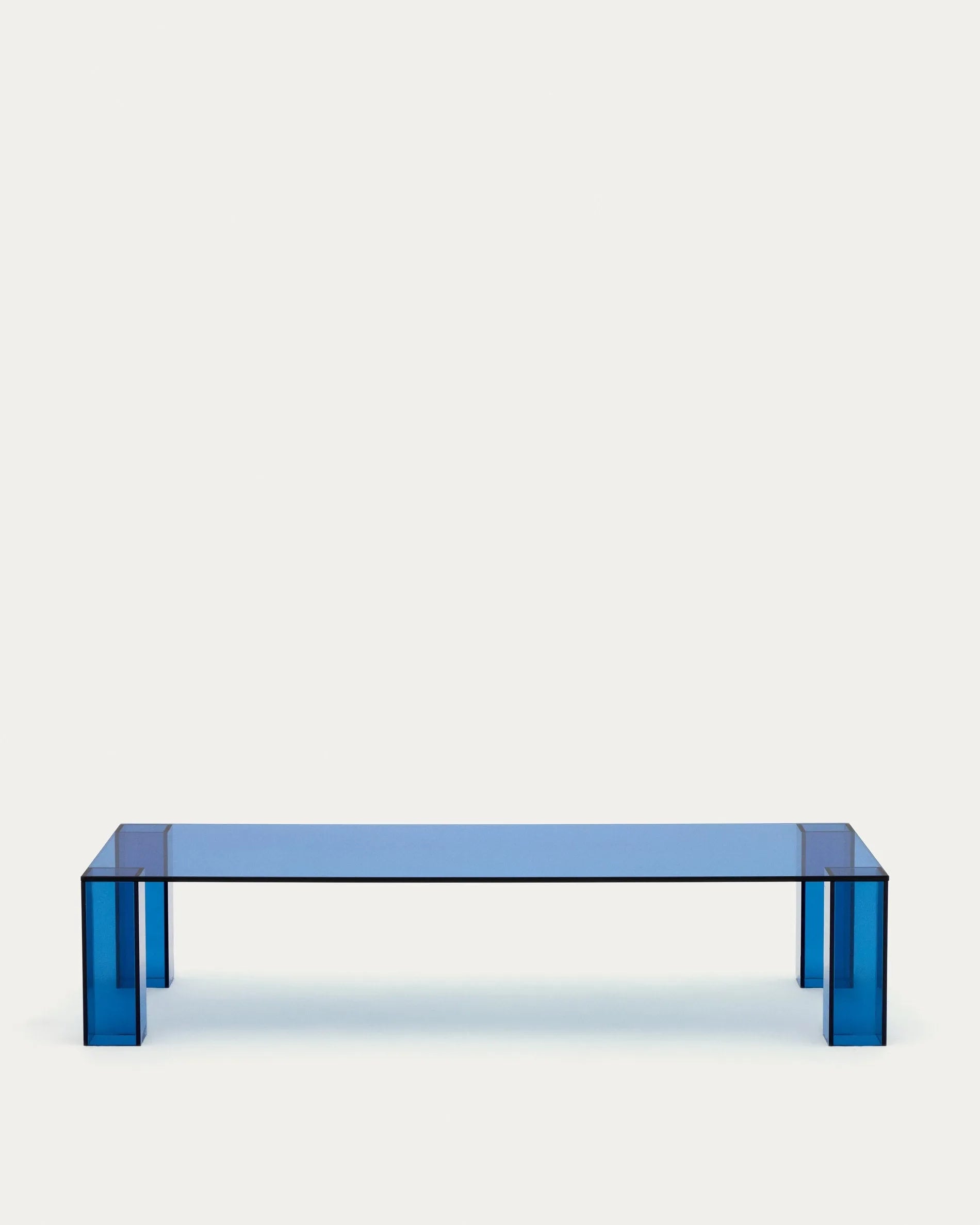 3D-Modell: Blauer, gehärteter Glas-Couchtisch, 140x60 cm, modern, stilvoll, robust, lichtdurchlässig.