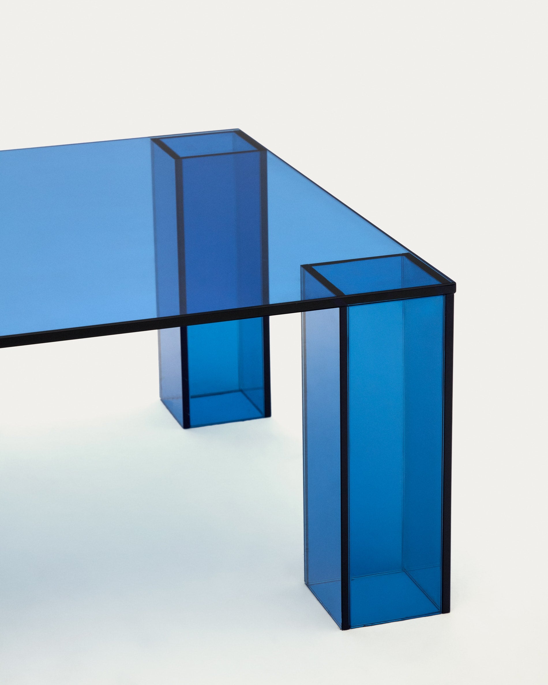 Couchtisch Adularia aus gehärtetem Glas in Blau 140 x 60 cm in Blau präsentiert im Onlineshop von KAQTU Design AG. Beistelltisch ist von Kave Home