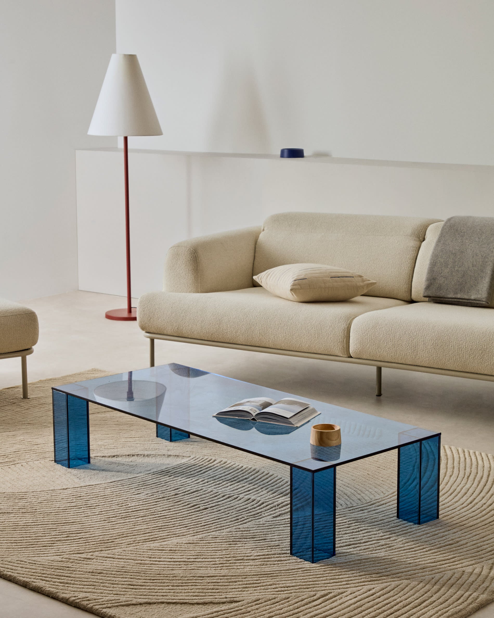 Couchtisch Adularia aus gehärtetem Glas in Blau 140 x 60 cm in Blau präsentiert im Onlineshop von KAQTU Design AG. Beistelltisch ist von Kave Home