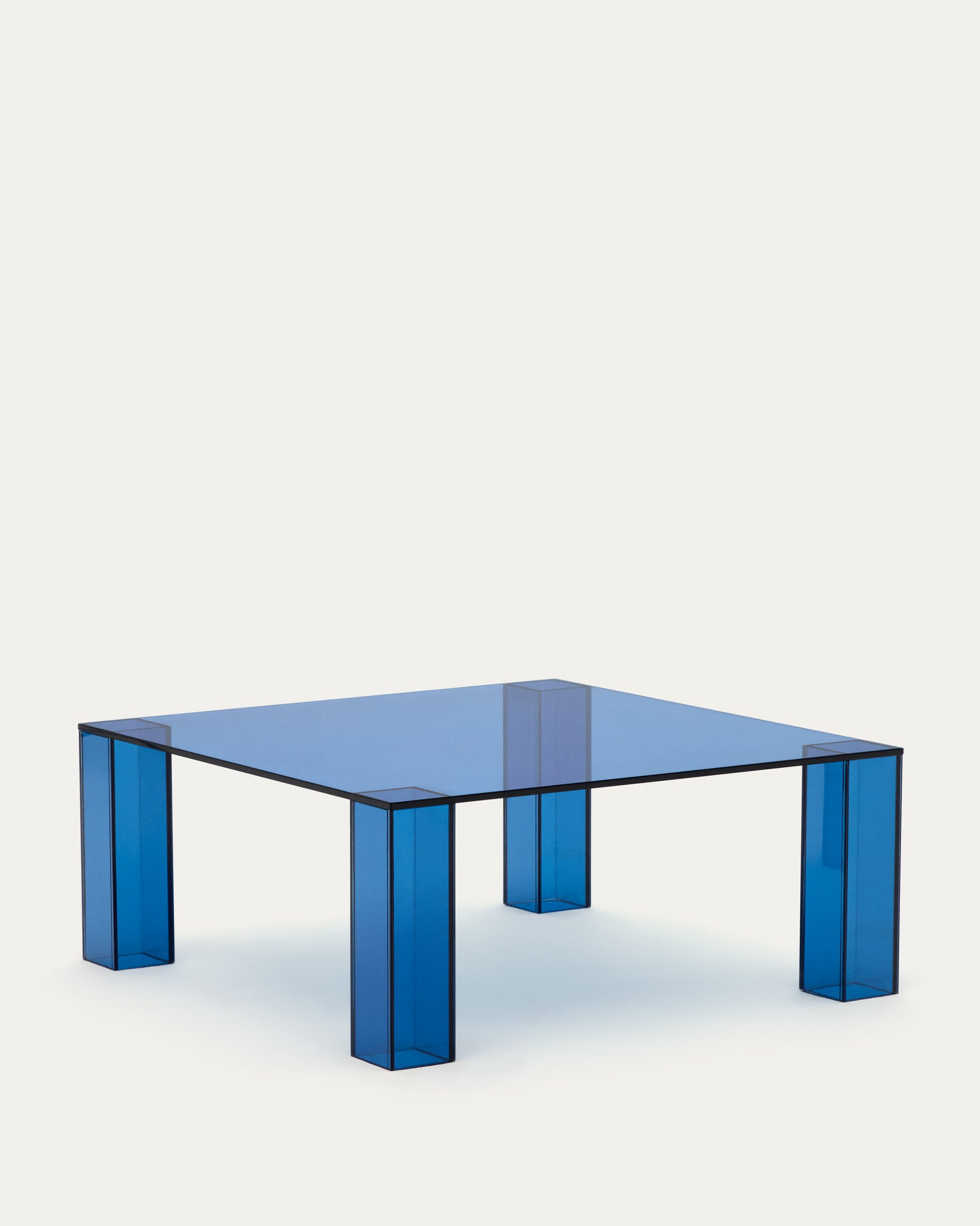 Beistelltisch Adularia aus  gehärtetem Glas in Blau 85 x 85 cm in Blau präsentiert im Onlineshop von KAQTU Design AG. Beistelltisch ist von Kave Home