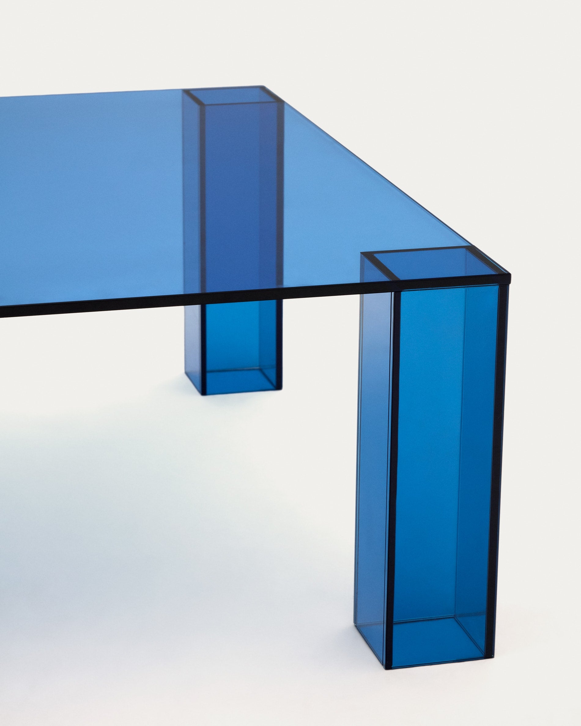 Beistelltisch Adularia aus  gehärtetem Glas in Blau 85 x 85 cm in Blau präsentiert im Onlineshop von KAQTU Design AG. Beistelltisch ist von Kave Home