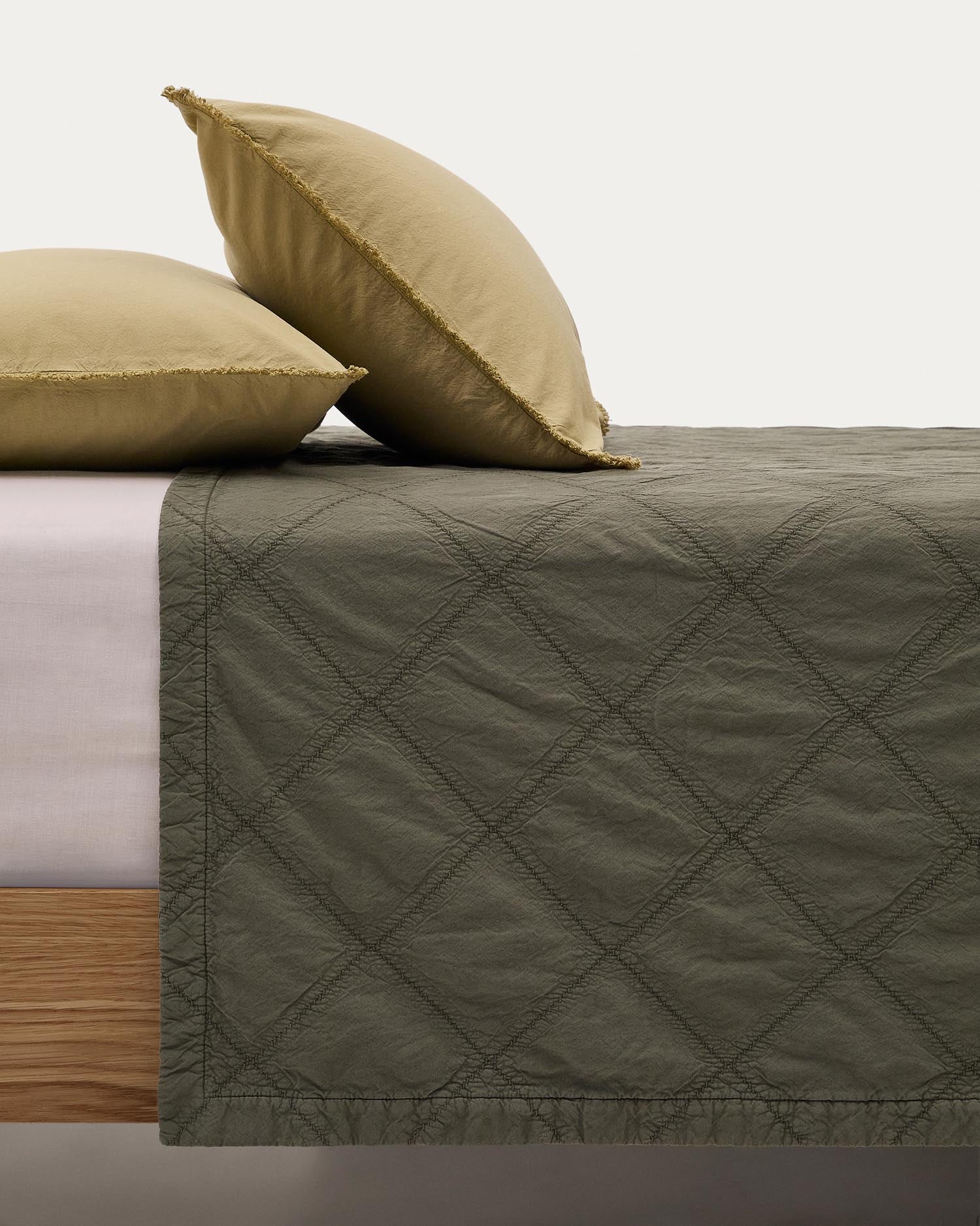 Tagesdecke Serla aus 100% Baumwoll-Chenille grün mit Rauten für Bett von 90/135 cm in Grün präsentiert im Onlineshop von KAQTU Design AG. Wolldecke ist von Kave Home