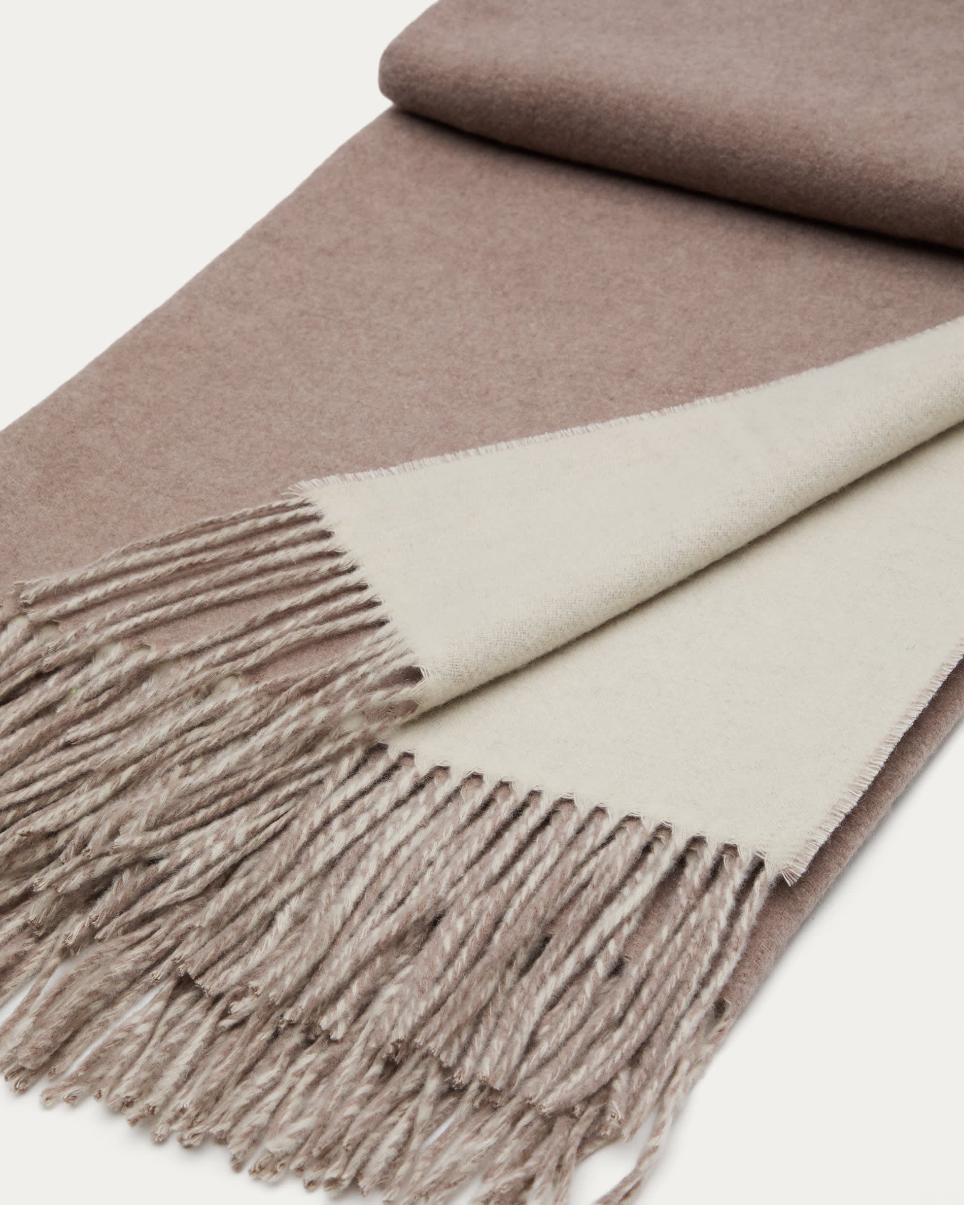 Decke Daiara doppelseitig Wollmischung braun melange und beige 170 x 130 cm in Taupe präsentiert im Onlineshop von KAQTU Design AG. Wolldecke ist von Kave Home