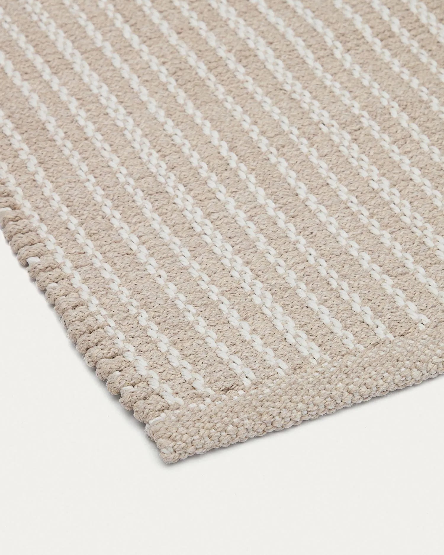 Eleganter, beiger Teppich (160x230 cm) für drinnen & draußen, robust, pflegeleicht, ideal für stilvolle Akzente.