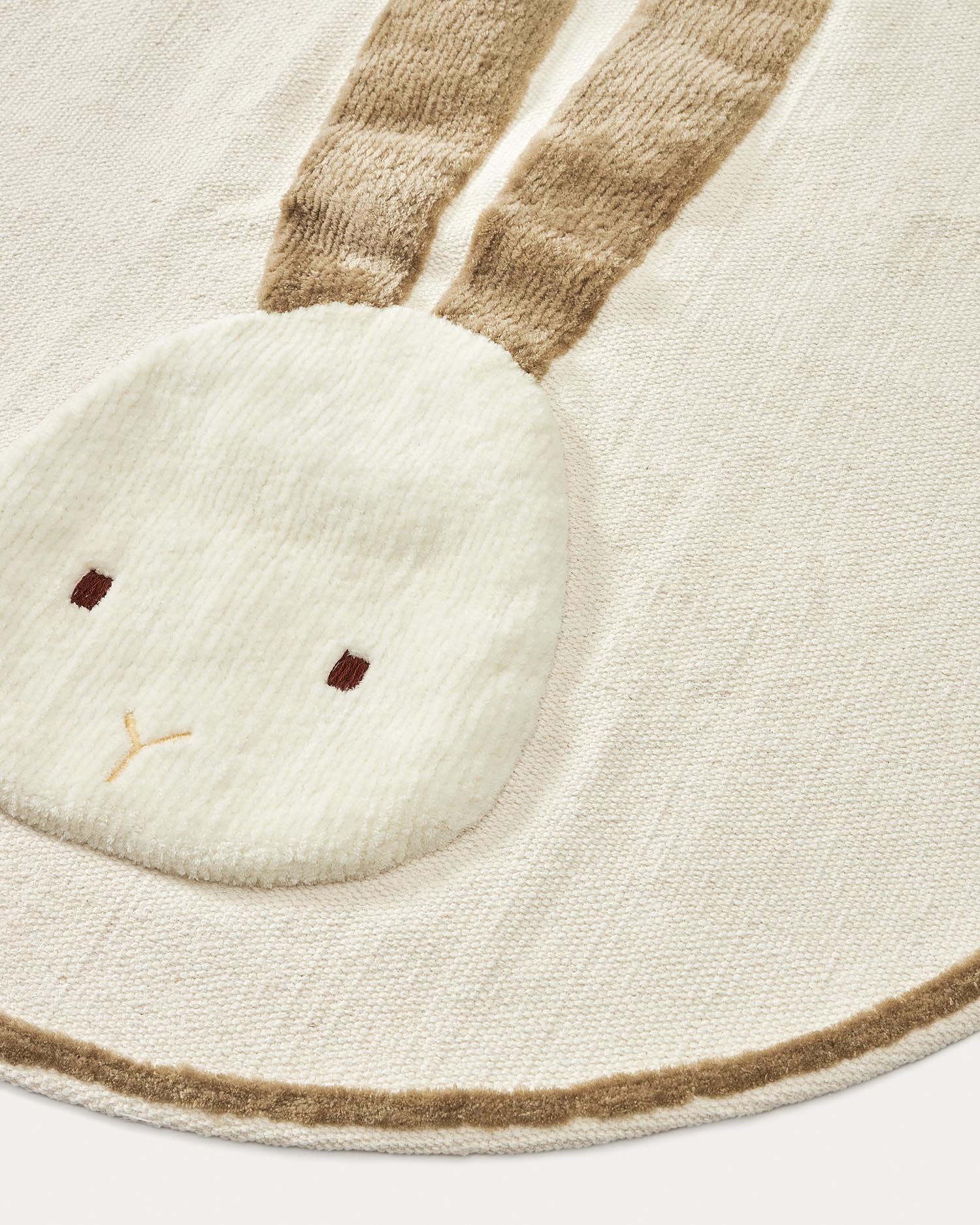 Yanil runder Teppich aus Baumwolle mit Hase beige  Ø 100 cm in Beige präsentiert im Onlineshop von KAQTU Design AG. Teppich ist von Kave Home