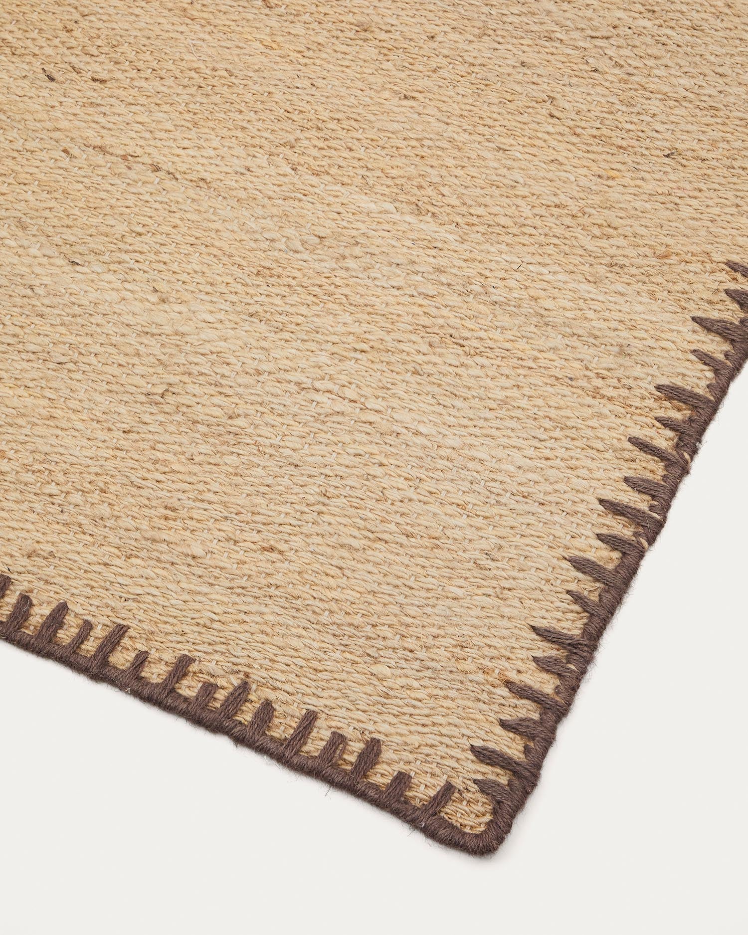 Sorina Teppich aus Jute natur mit braunem Rand 200 x 300 cm in Braun präsentiert im Onlineshop von KAQTU Design AG. Teppich ist von Kave Home