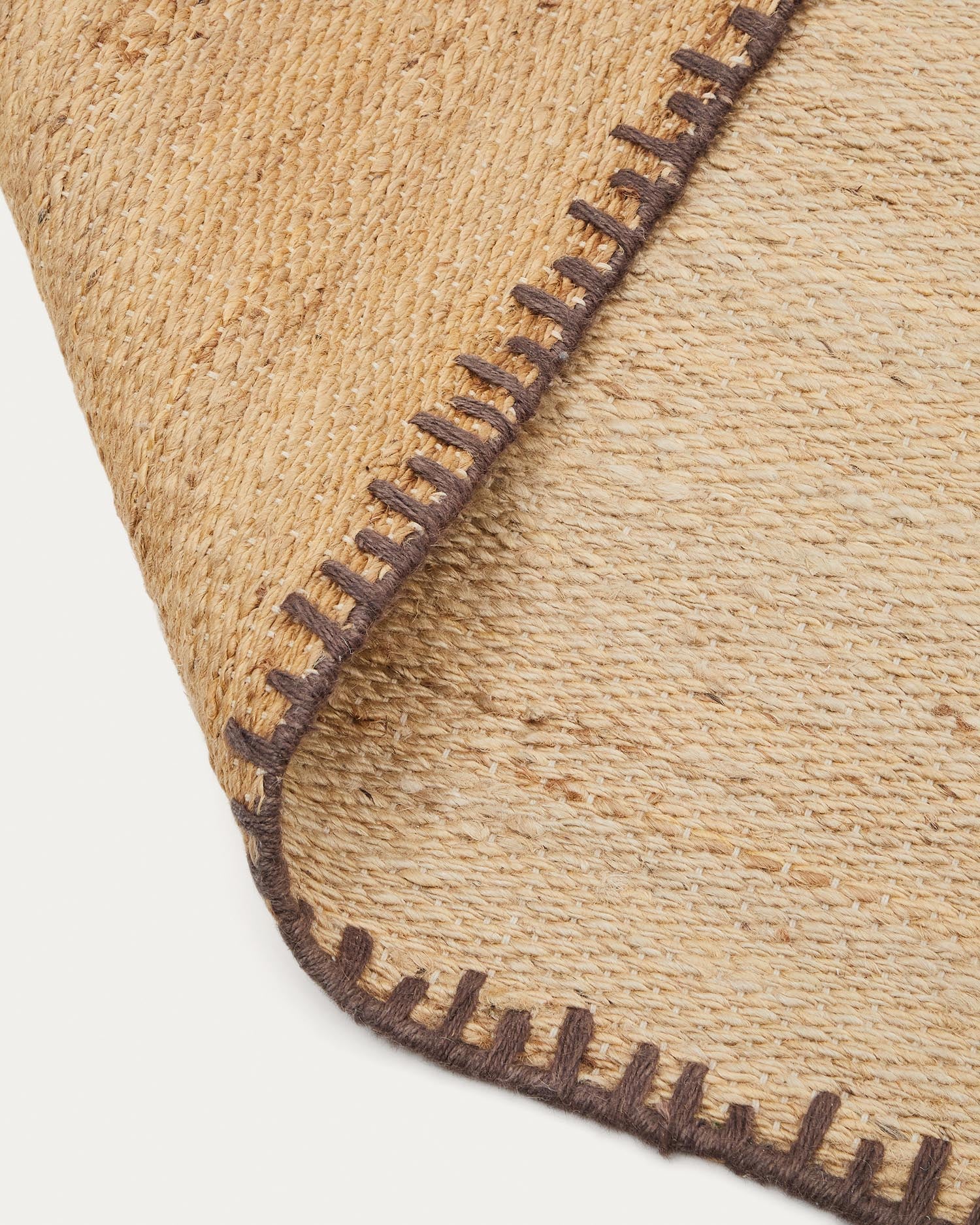 Sorina Teppich aus Jute natur mit braunem Rand 160 x 230 cm in Braun präsentiert im Onlineshop von KAQTU Design AG. Teppich ist von Kave Home