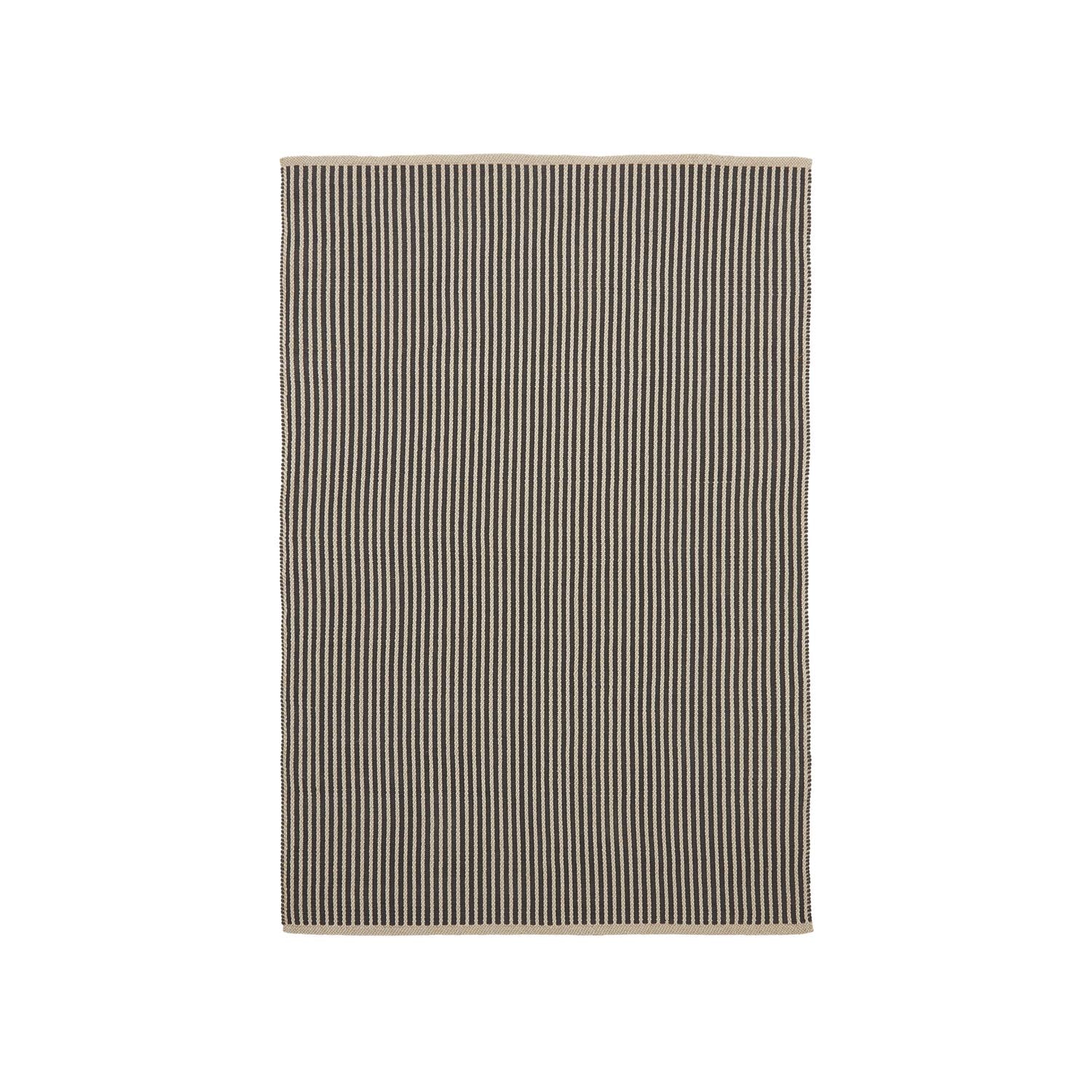 Satanca Teppich aus synthetischen Fasern gestreift beige und schwarz 160 x 230 cm in Schwarz präsentiert im Onlineshop von KAQTU Design AG. Outdoor-Teppich ist von Kave Home