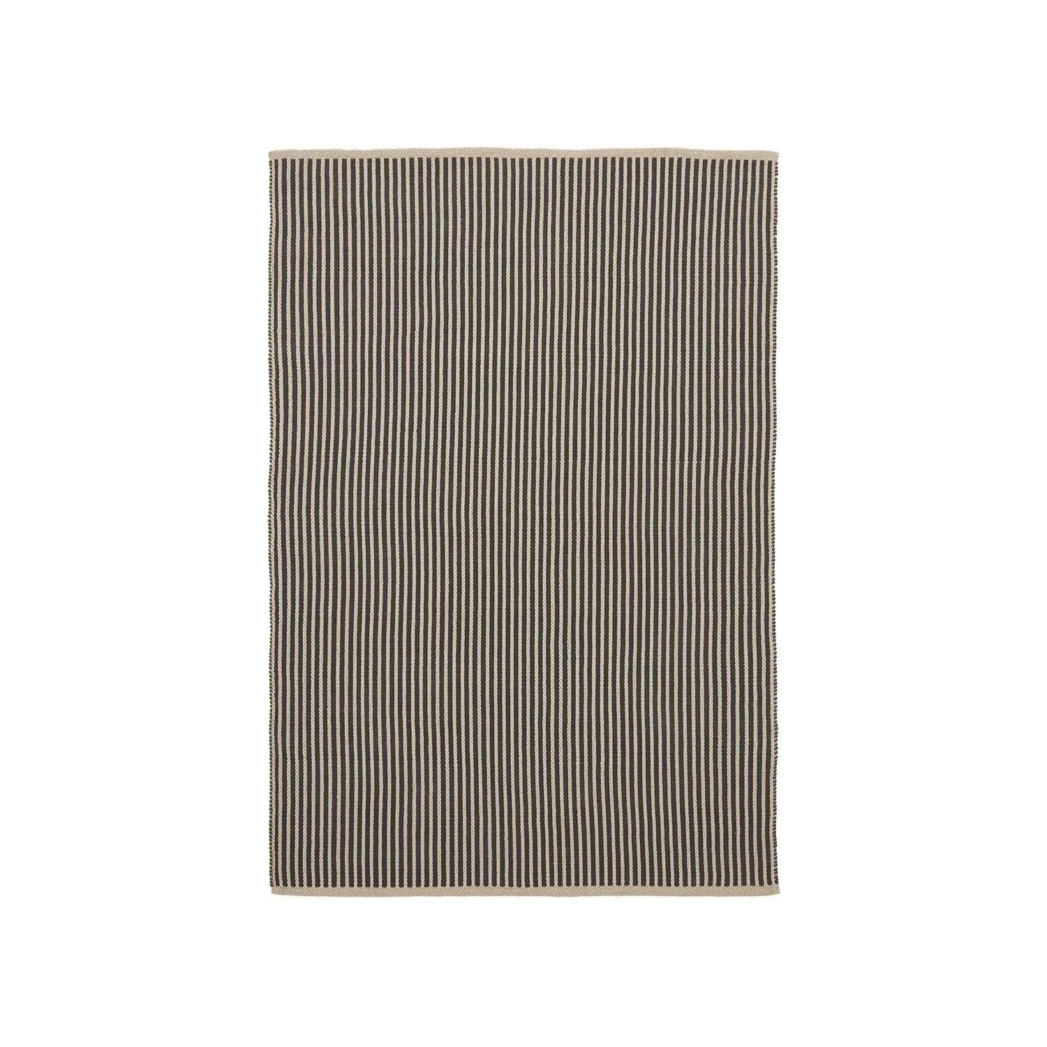 3D-Modell eines gestreiften, beige-schwarzen Outdoor-Teppichs, 160x230 cm, wasserabweisend, pflegeleicht.