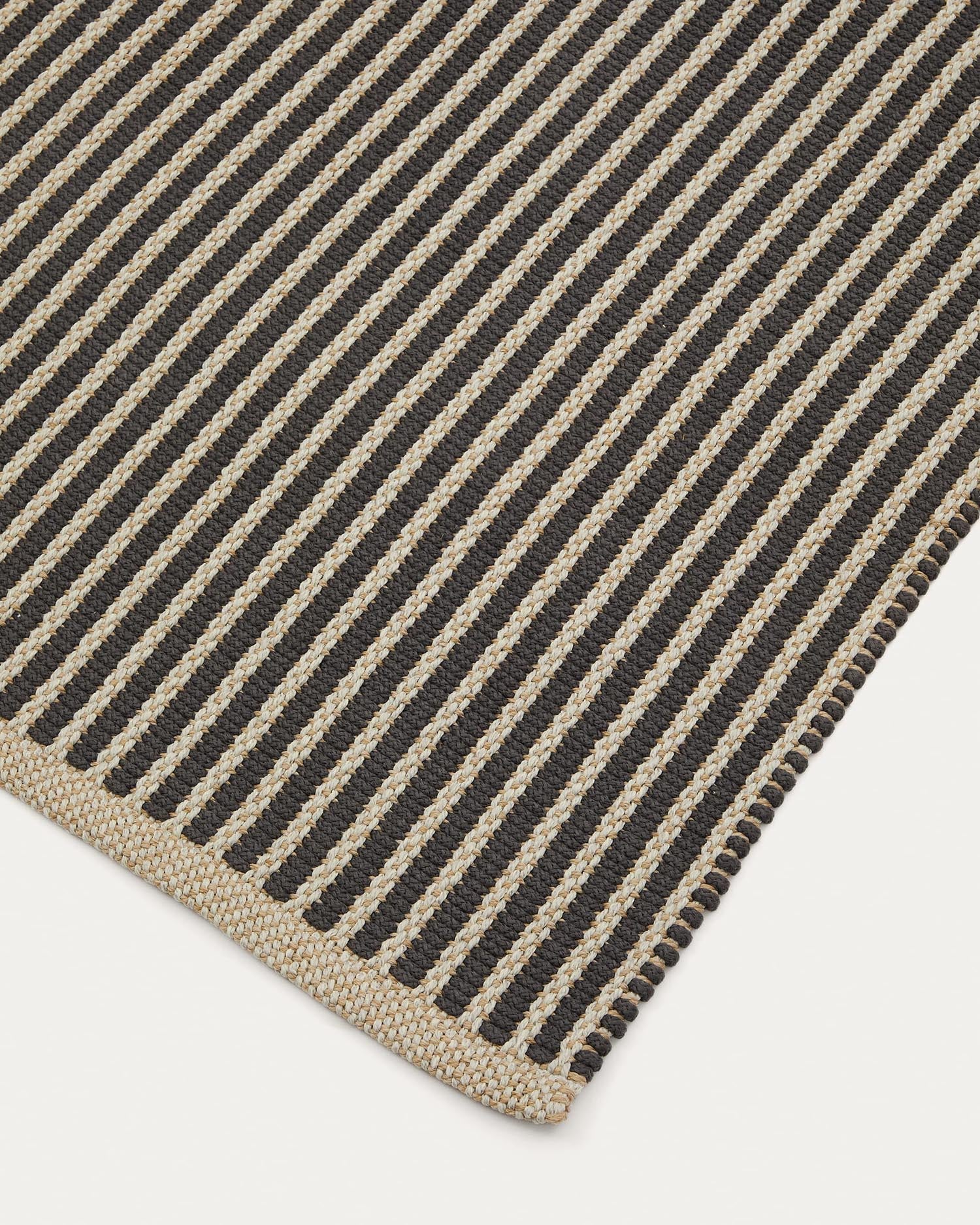 Satanca Teppich aus synthetischen Fasern gestreift beige und schwarz 160 x 230 cm in Schwarz präsentiert im Onlineshop von KAQTU Design AG. Outdoor-Teppich ist von Kave Home