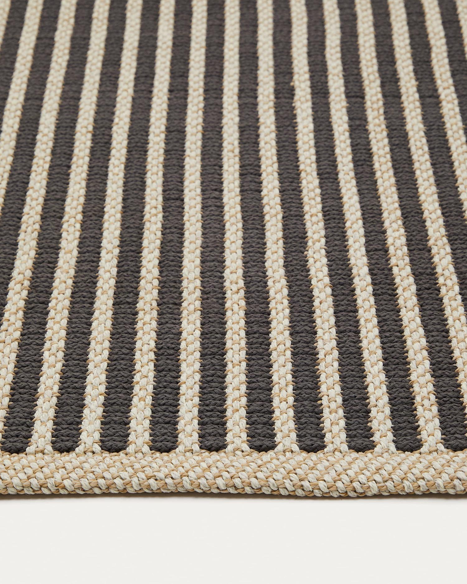 Satanca Teppich aus synthetischen Fasern gestreift beige und schwarz 160 x 230 cm in Schwarz präsentiert im Onlineshop von KAQTU Design AG. Outdoor-Teppich ist von Kave Home