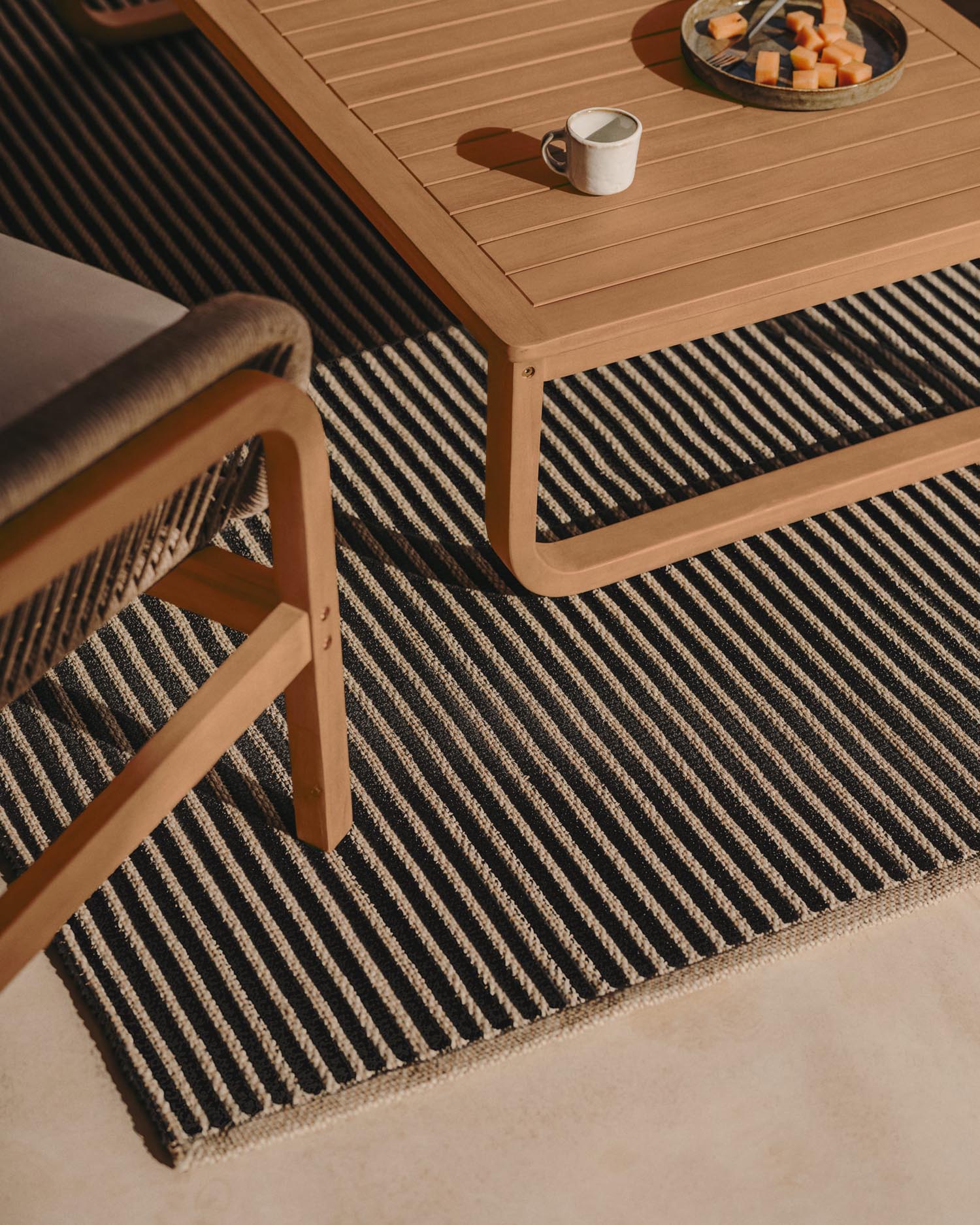 Satanca Teppich aus synthetischen Fasern gestreift beige und schwarz 160 x 230 cm in Schwarz präsentiert im Onlineshop von KAQTU Design AG. Outdoor-Teppich ist von Kave Home