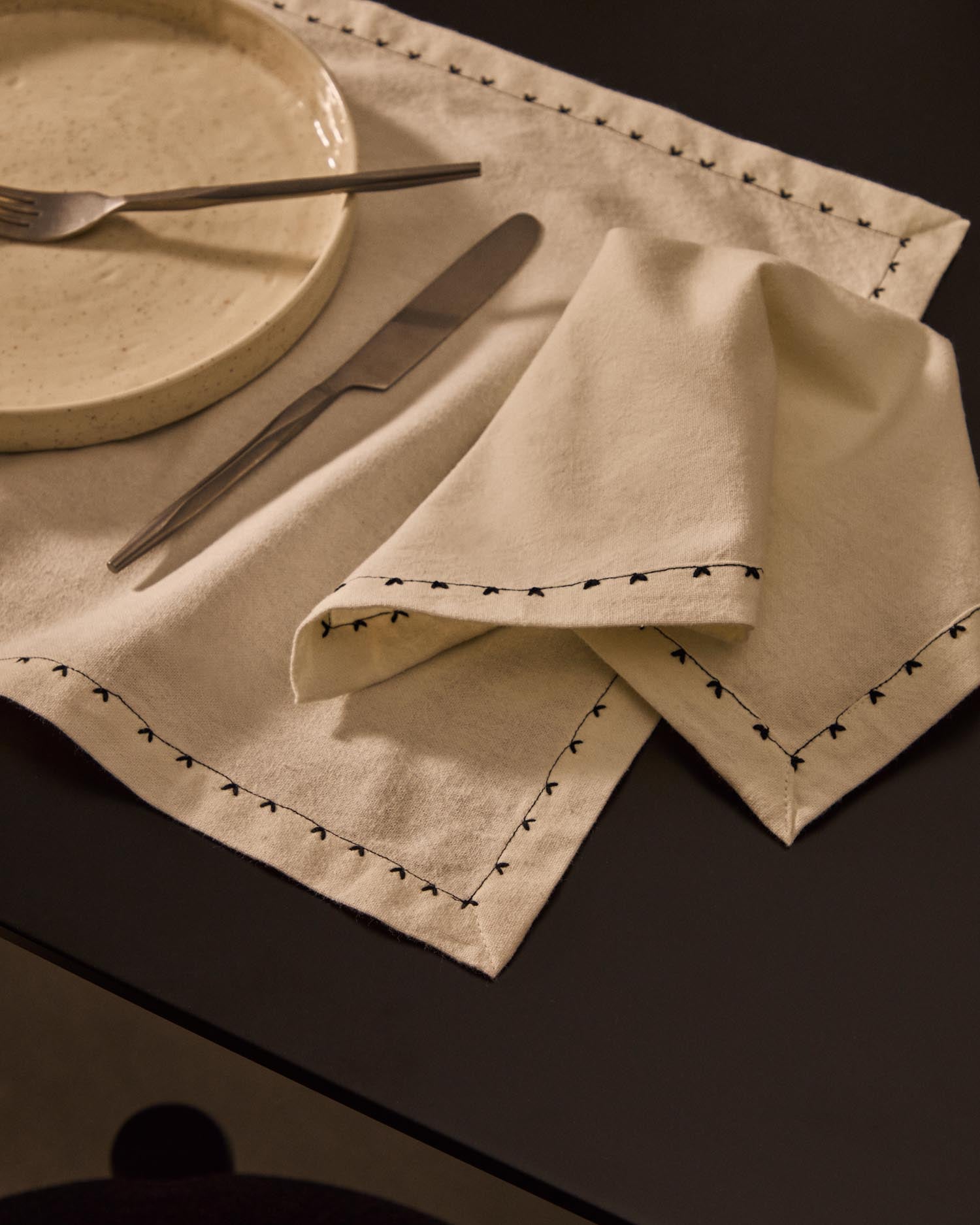 Set Olim aus 2 Tischsets aus 100% Baumwolle beige mit gesticktem Detail schwarz in Weiß präsentiert im Onlineshop von KAQTU Design AG. Tischset ist von Kave Home