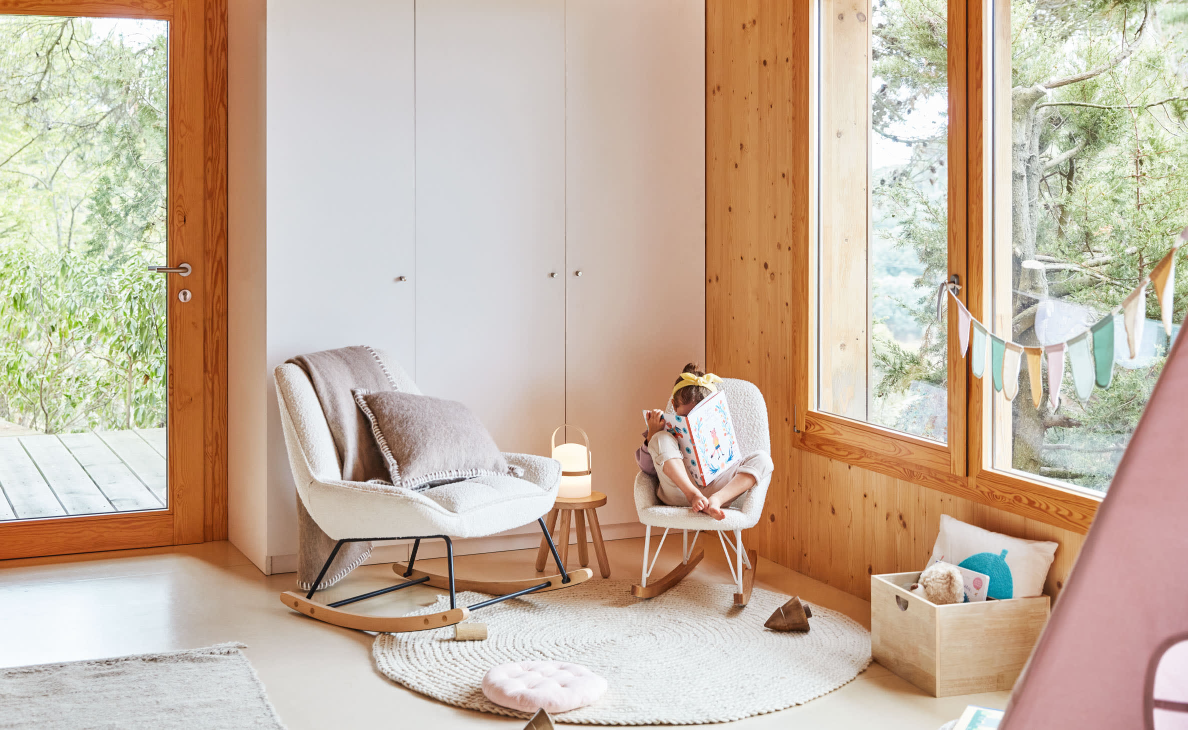 Joey Schaukelstuhl für Kinder mit Bezug in Bouclé-Stoff weiss in Weiß präsentiert im Onlineshop von KAQTU Design AG. Schaukelstuhl ist von Kave Home