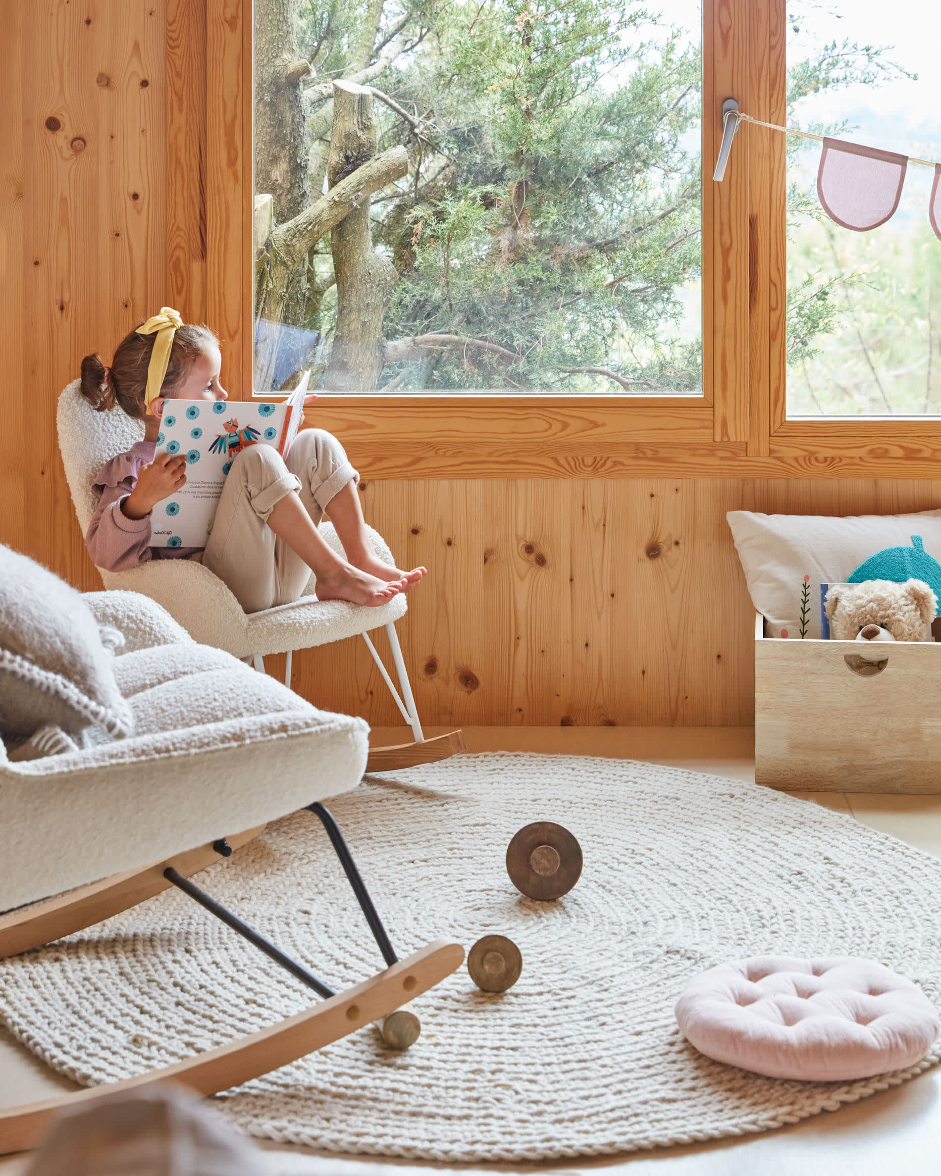 Joey Schaukelstuhl für Kinder mit Bezug in Bouclé-Stoff weiss in Weiß präsentiert im Onlineshop von KAQTU Design AG. Schaukelstuhl ist von Kave Home