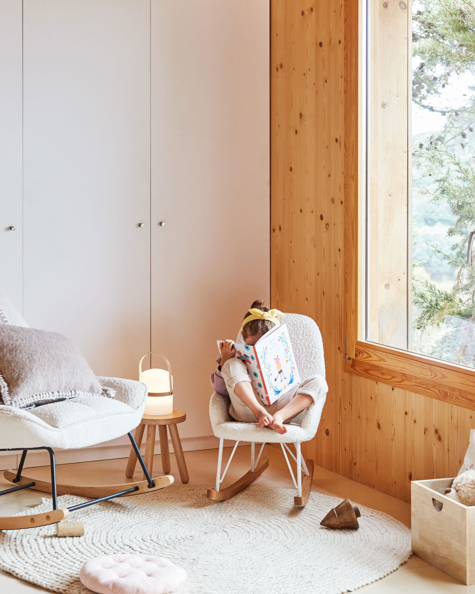 Joey Schaukelstuhl für Kinder mit Bezug in Bouclé-Stoff weiss in Weiß präsentiert im Onlineshop von KAQTU Design AG. Schaukelstuhl ist von Kave Home