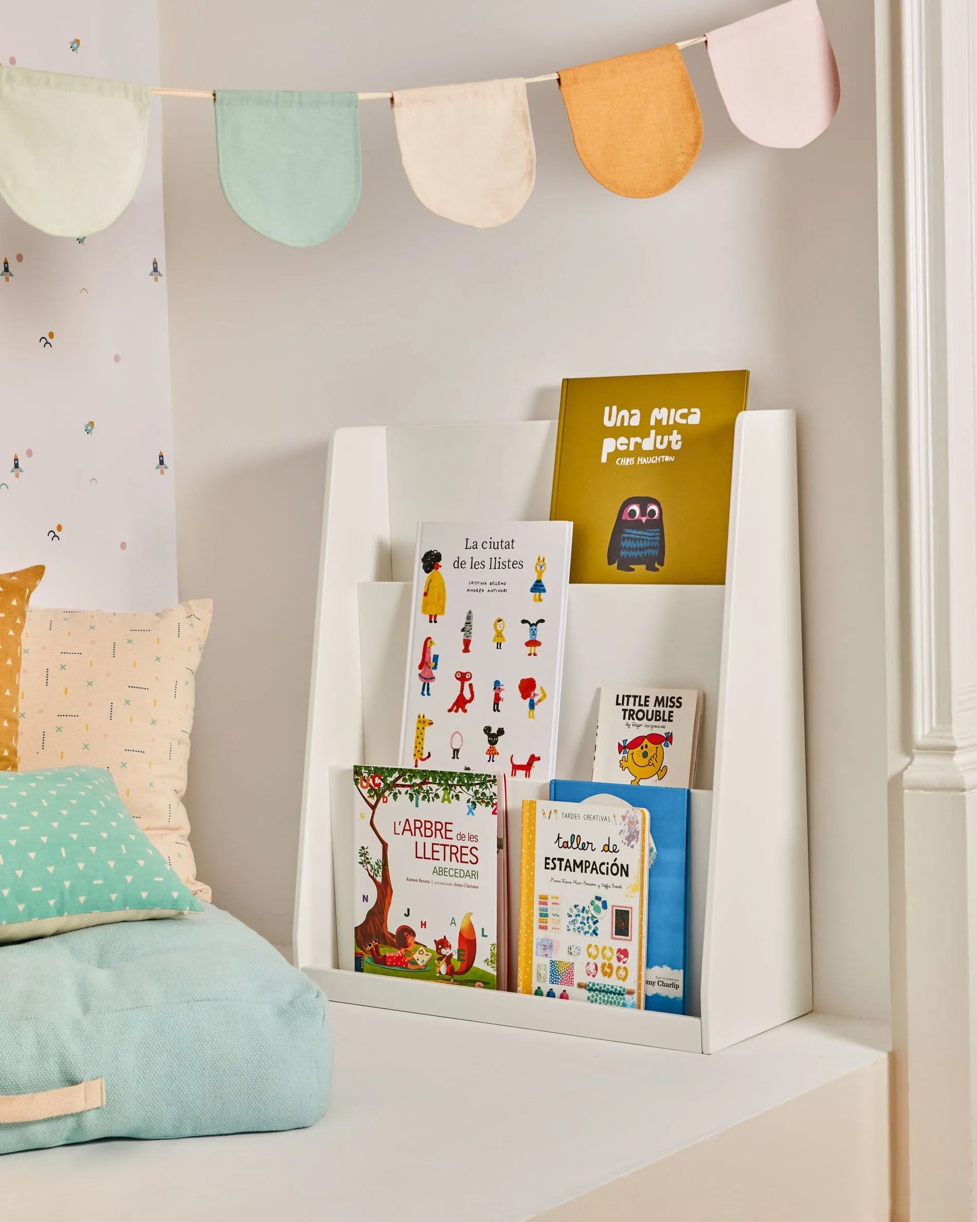 Ein elegantes, weißes Bücherregal aus MDF, ideal für Kinderzimmer, bietet Platz für Bücher und Spielzeug, fördert Ordnung und Kreativität.