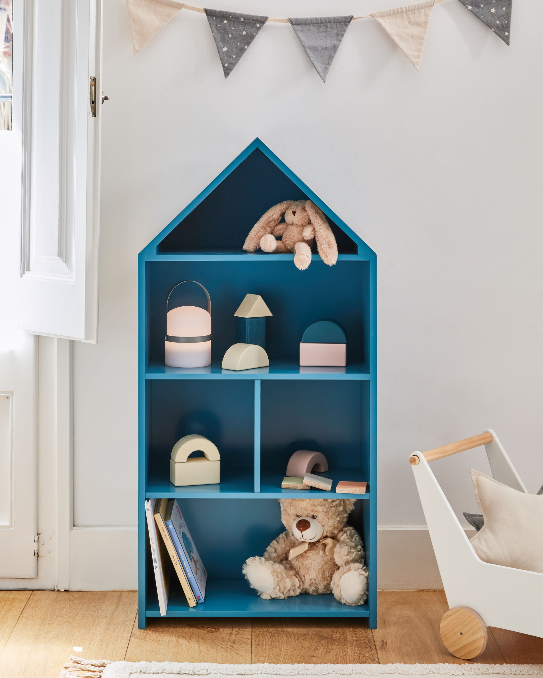 Celeste Kinderhaus Regal in MDF blau 50 x 105 cm in Blau präsentiert im Onlineshop von KAQTU Design AG. Standregal ist von Kave Home