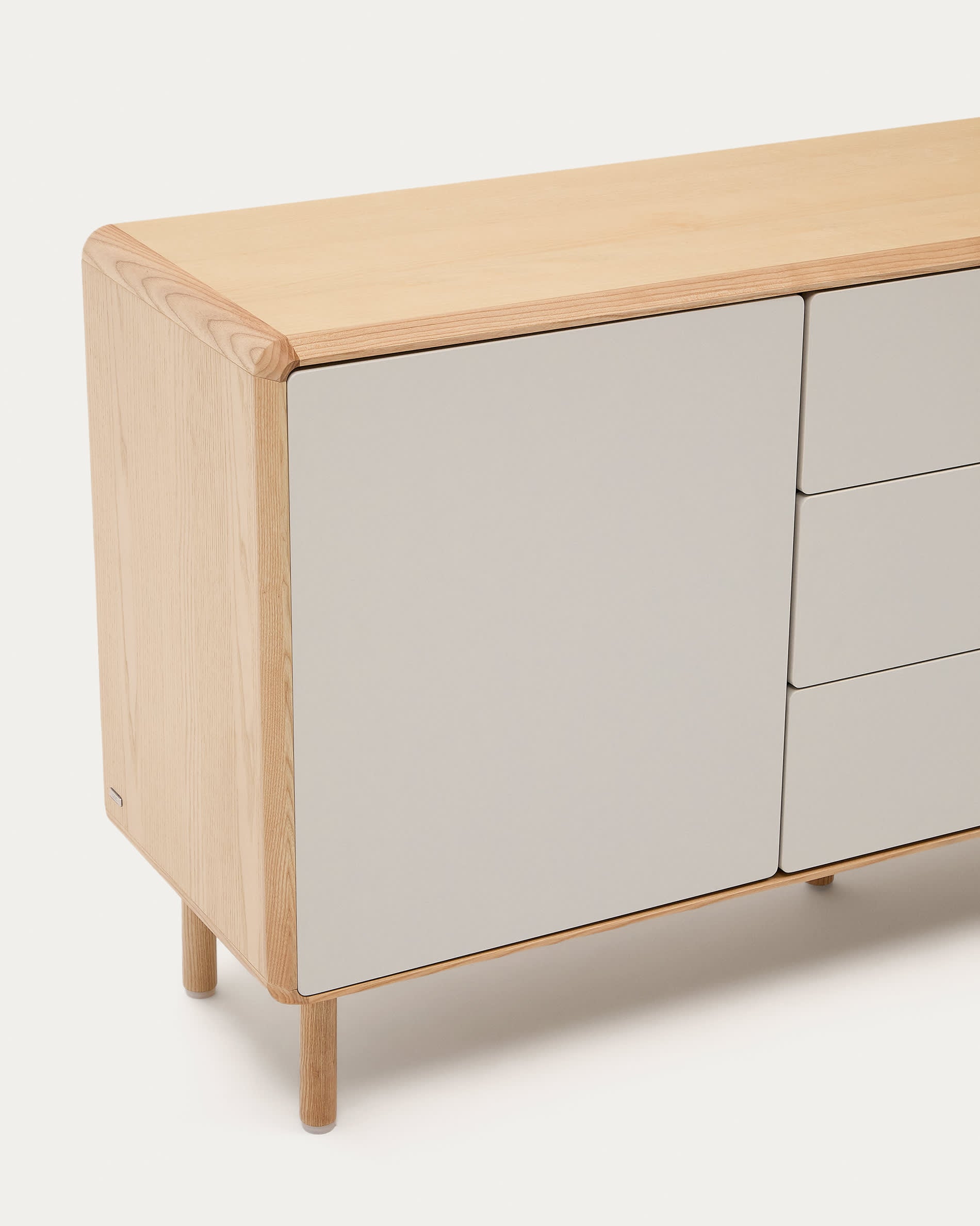 Anielle Sideboard 1 Türe und 3 Schubladen aus Esche massiv und Furnier 150 x 78 cm in Mehrfarbig präsentiert im Onlineshop von KAQTU Design AG. Sideboard ist von Kave Home