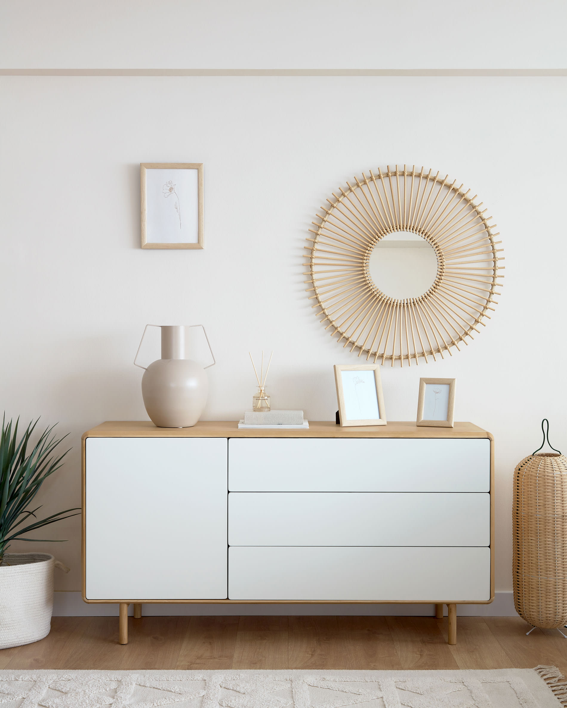 Anielle Sideboard 1 Türe und 3 Schubladen aus Esche massiv und Furnier 150 x 78 cm in Mehrfarbig präsentiert im Onlineshop von KAQTU Design AG. Sideboard ist von Kave Home