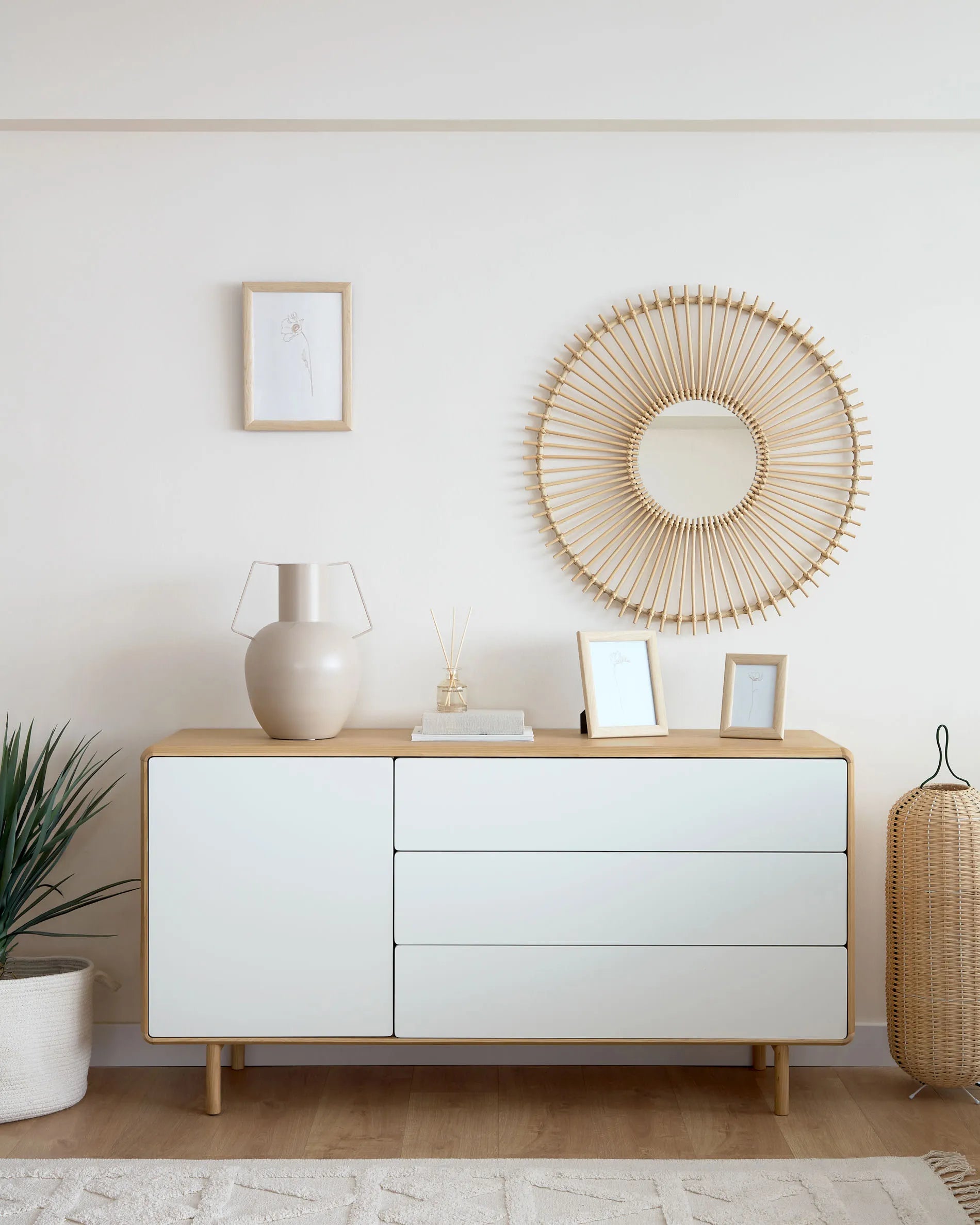 Elegantes Sideboard aus Esche mit 1 Tür und 3 Schubladen, ideal für stilvolle Aufbewahrung im Wohn- oder Esszimmer.