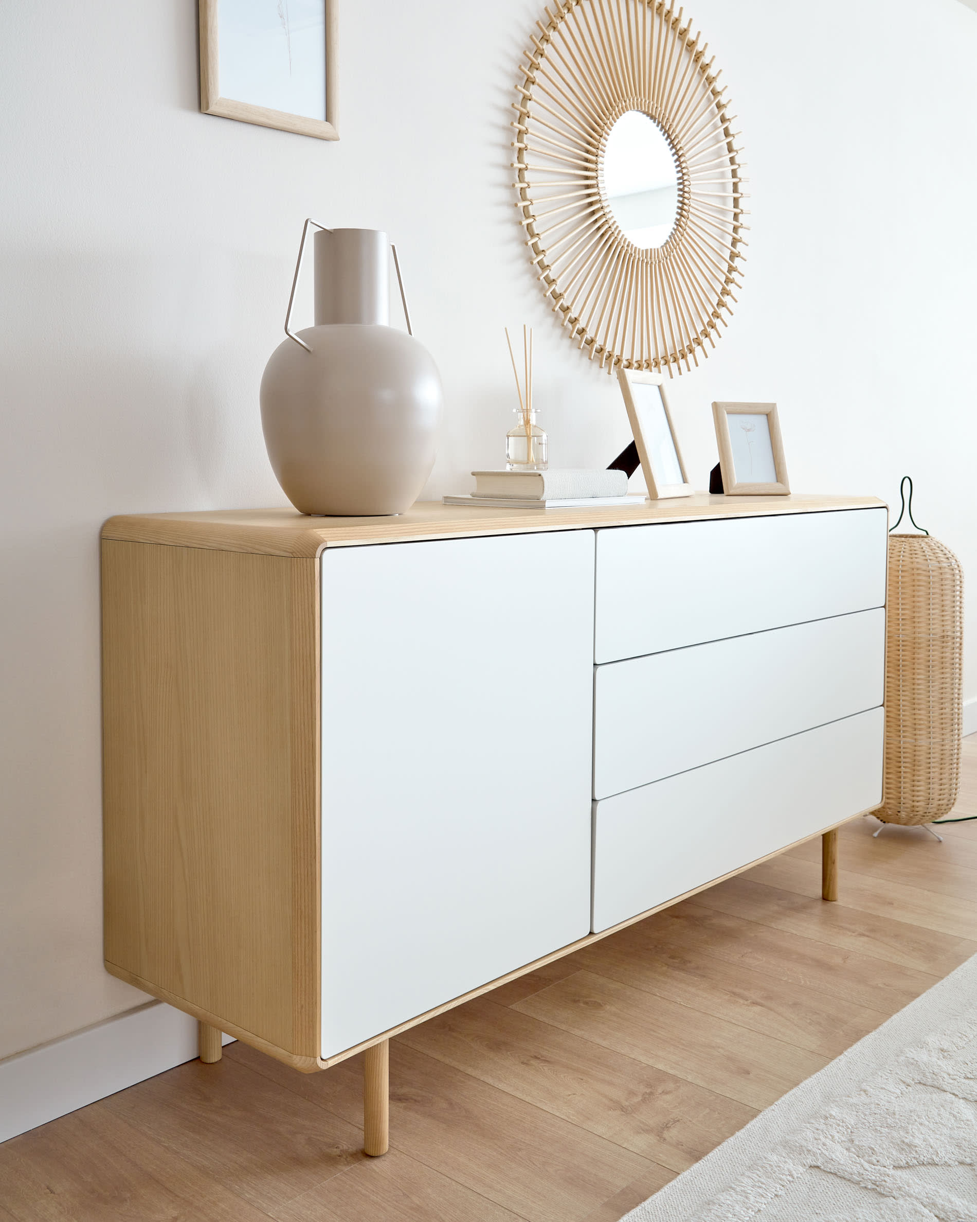 Anielle Sideboard 1 Türe und 3 Schubladen aus Esche massiv und Furnier 150 x 78 cm in Mehrfarbig präsentiert im Onlineshop von KAQTU Design AG. Sideboard ist von Kave Home