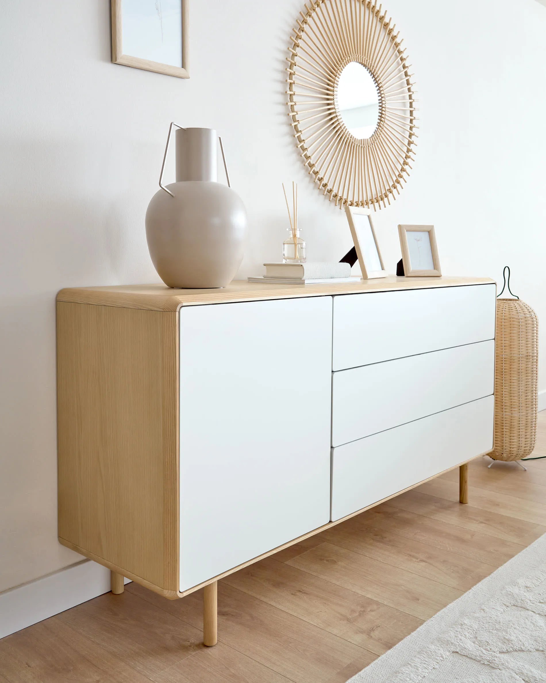 Elegantes Sideboard aus Esche mit 1 Tür und 3 Schubladen, ideal für stilvolle Aufbewahrung im Wohn- oder Esszimmer.