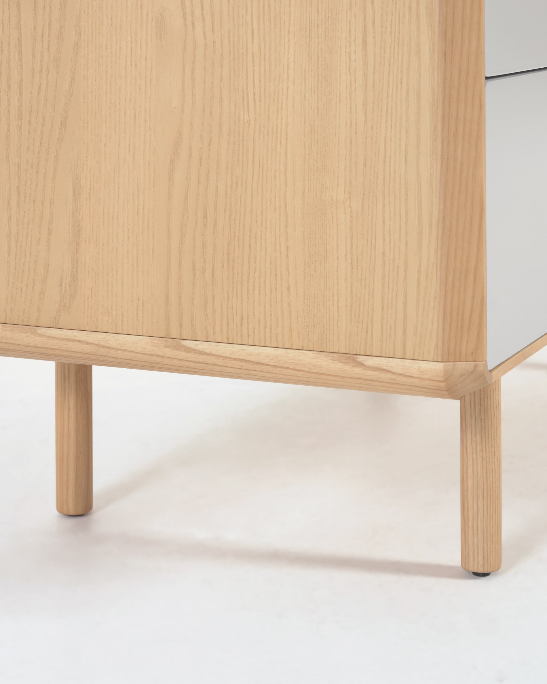 Anielle Kommode mit 3 Schubladen aus massiver Esche und Eschenfurnier 99 x 78,5 cm in Mehrfarbig präsentiert im Onlineshop von KAQTU Design AG. High-Sideboard ist von Kave Home