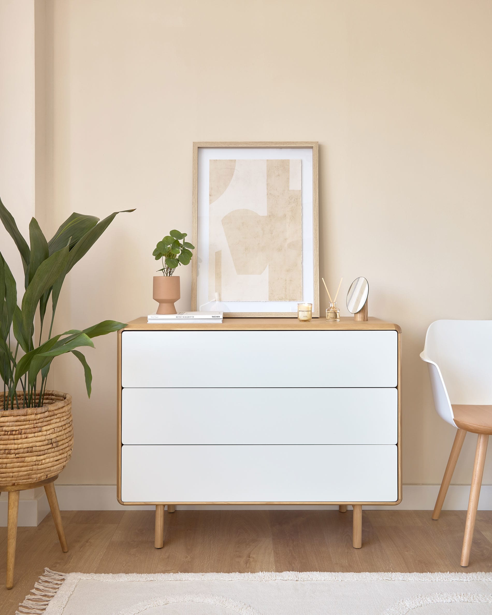 Anielle Kommode mit 3 Schubladen aus massiver Esche und Eschenfurnier 99 x 78,5 cm in Mehrfarbig präsentiert im Onlineshop von KAQTU Design AG. High-Sideboard ist von Kave Home