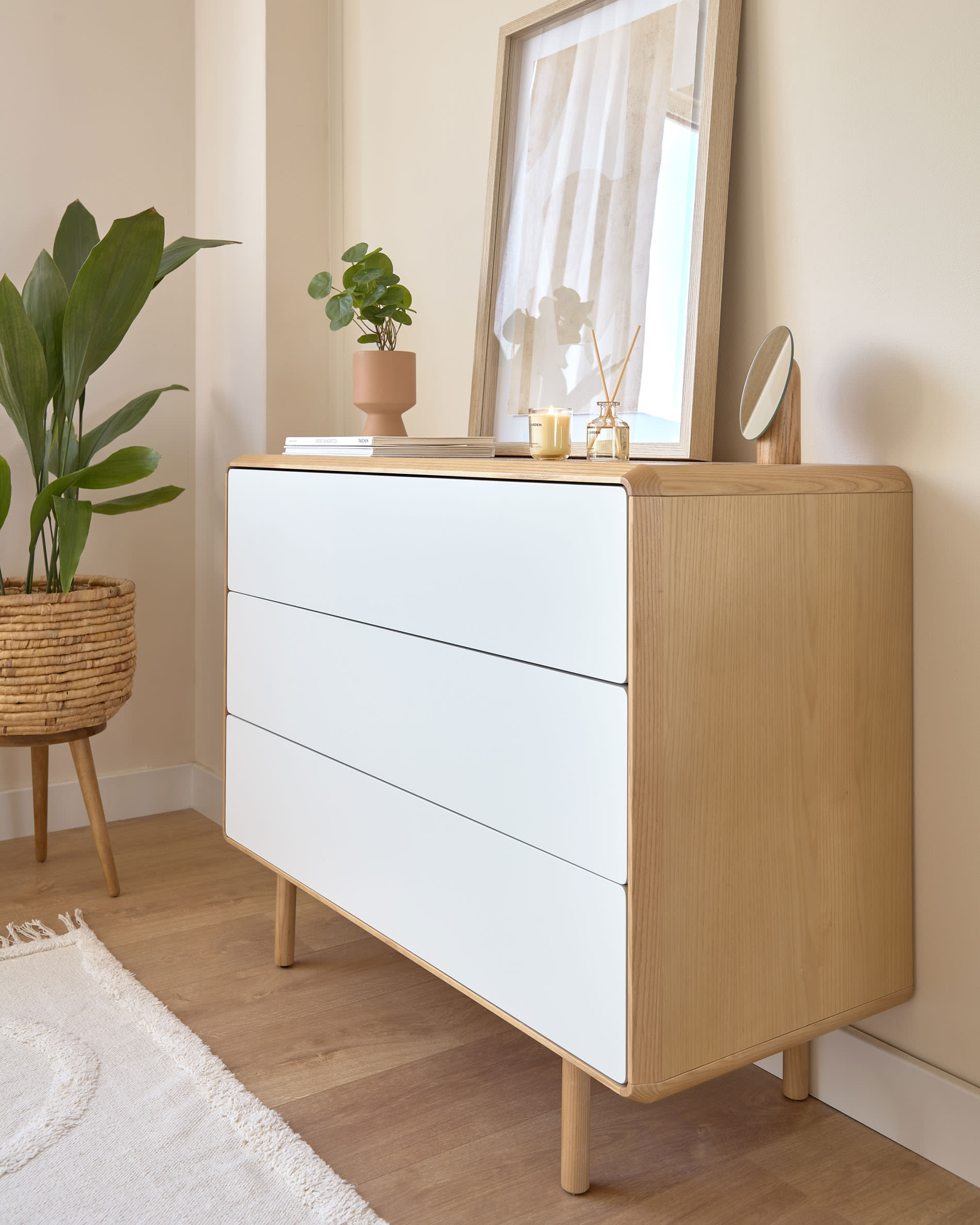 Anielle Kommode mit 3 Schubladen aus massiver Esche und Eschenfurnier 99 x 78,5 cm in Mehrfarbig präsentiert im Onlineshop von KAQTU Design AG. High-Sideboard ist von Kave Home