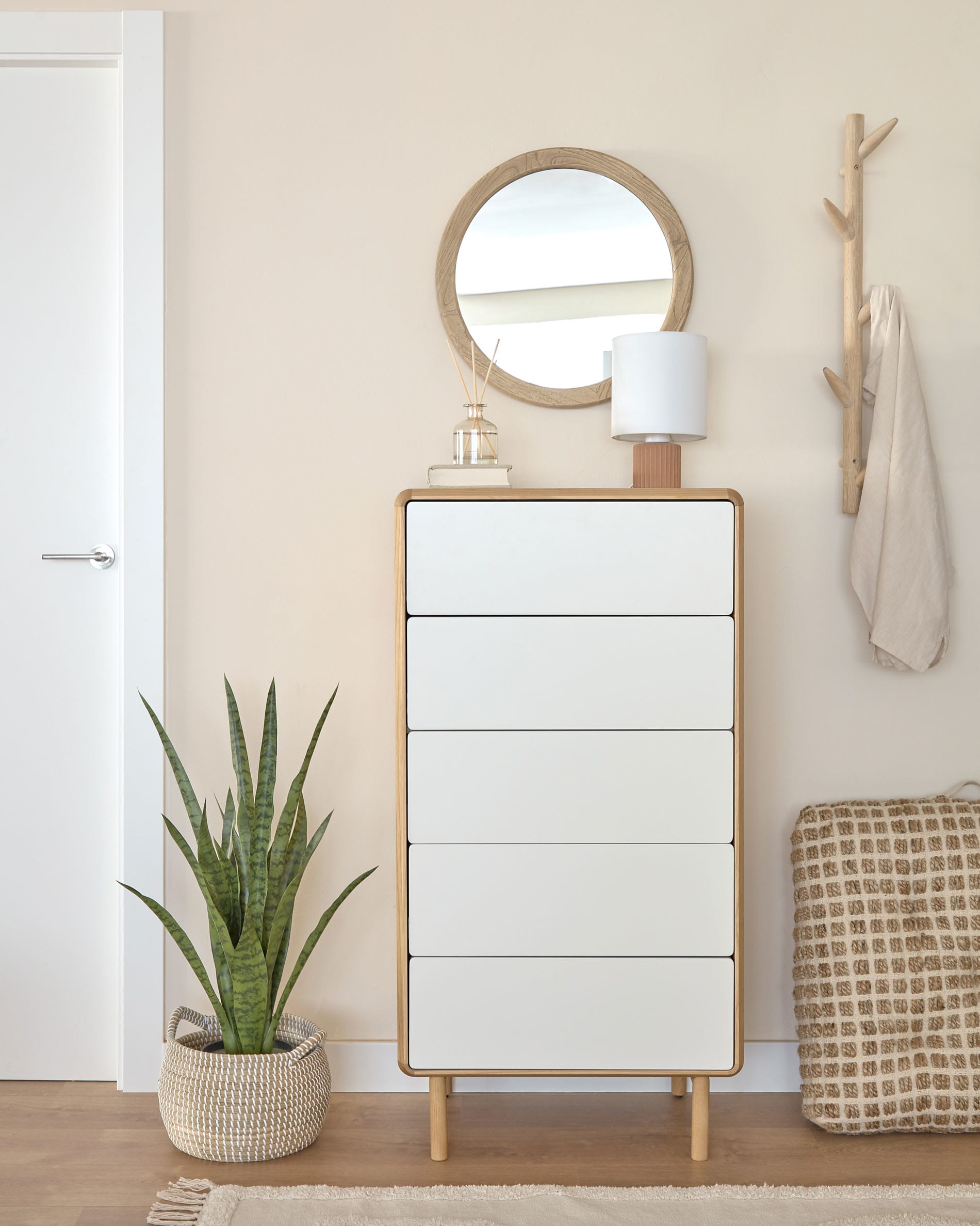 Anielle Kommode mit 5 Schubladen aus massiver Esche und Eschenfurnier 60 x 117 cm in Mehrfarbig präsentiert im Onlineshop von KAQTU Design AG. High-Sideboard ist von Kave Home