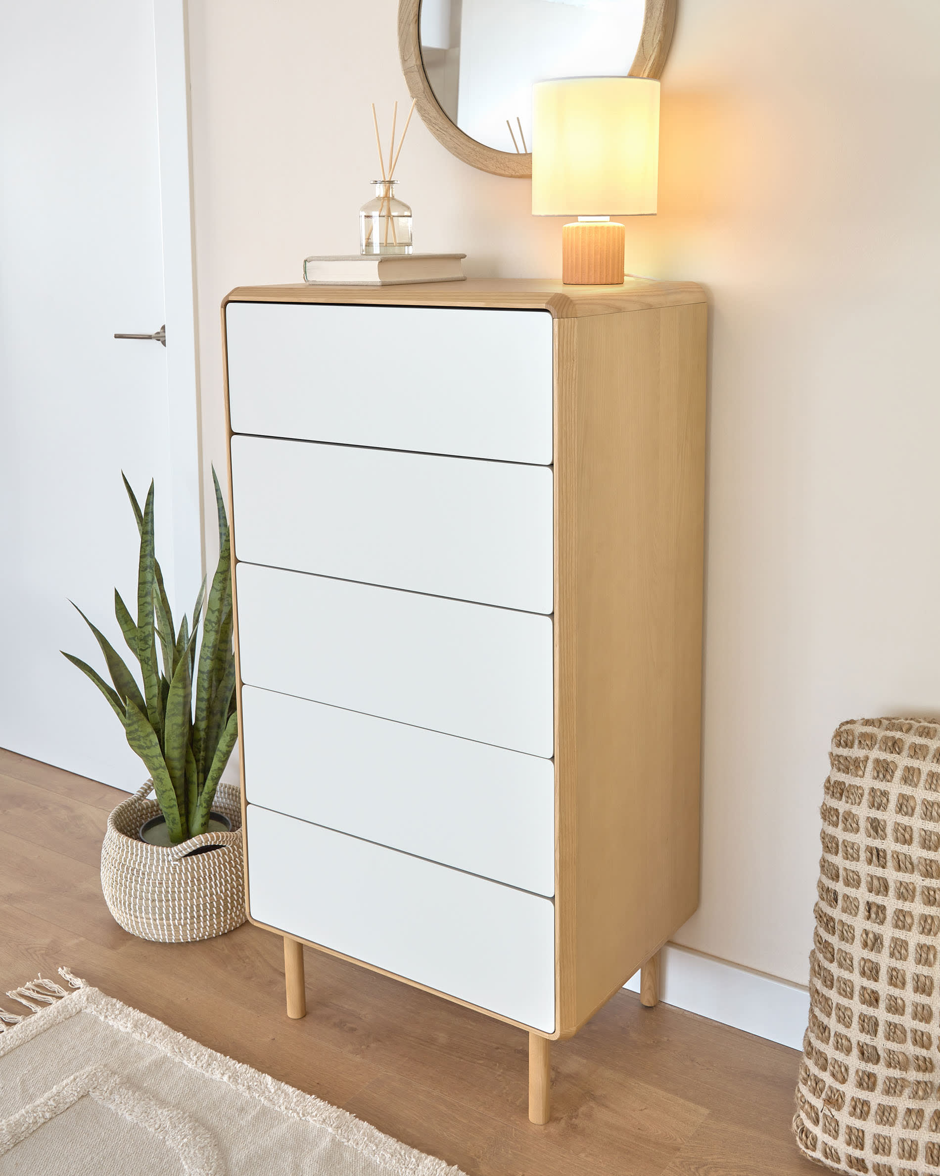 Anielle Kommode mit 5 Schubladen aus massiver Esche und Eschenfurnier 60 x 117 cm in Mehrfarbig präsentiert im Onlineshop von KAQTU Design AG. High-Sideboard ist von Kave Home