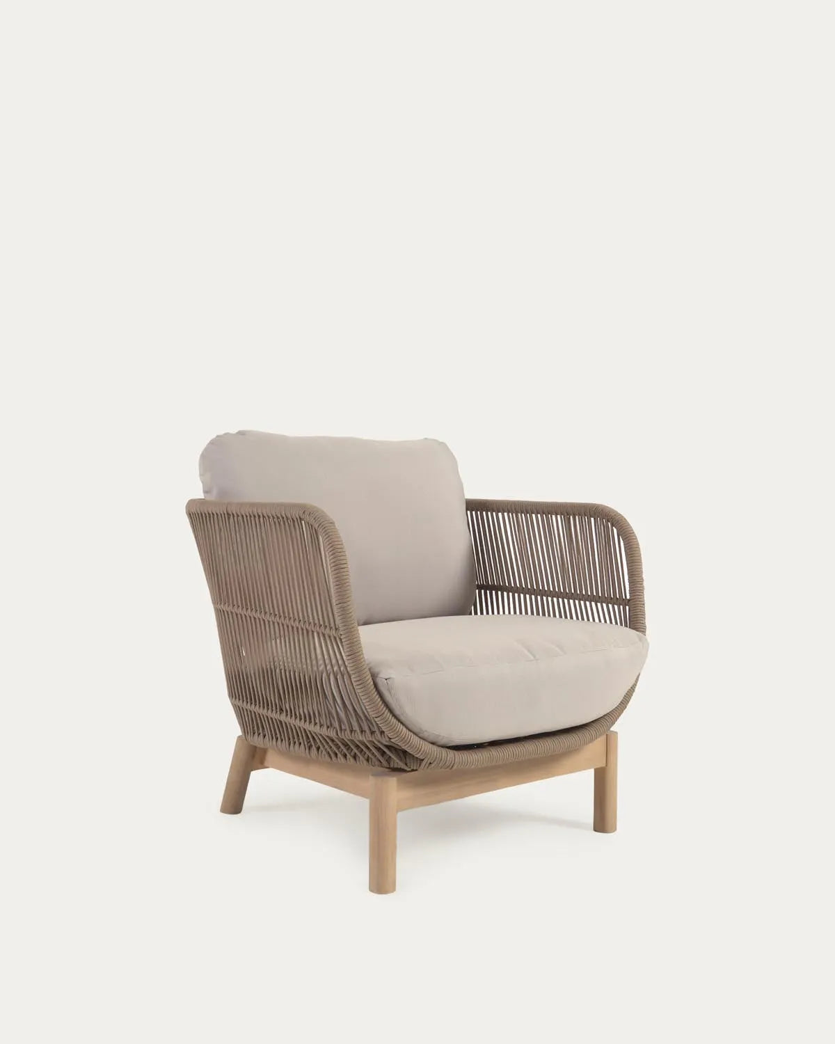 Sessel Catalina aus beigem Seil und massivem Akazienholz FSC 100% in Beige präsentiert im Onlineshop von KAQTU Design AG. Outdoor-Sessel mit Armlehnen ist von Kave Home