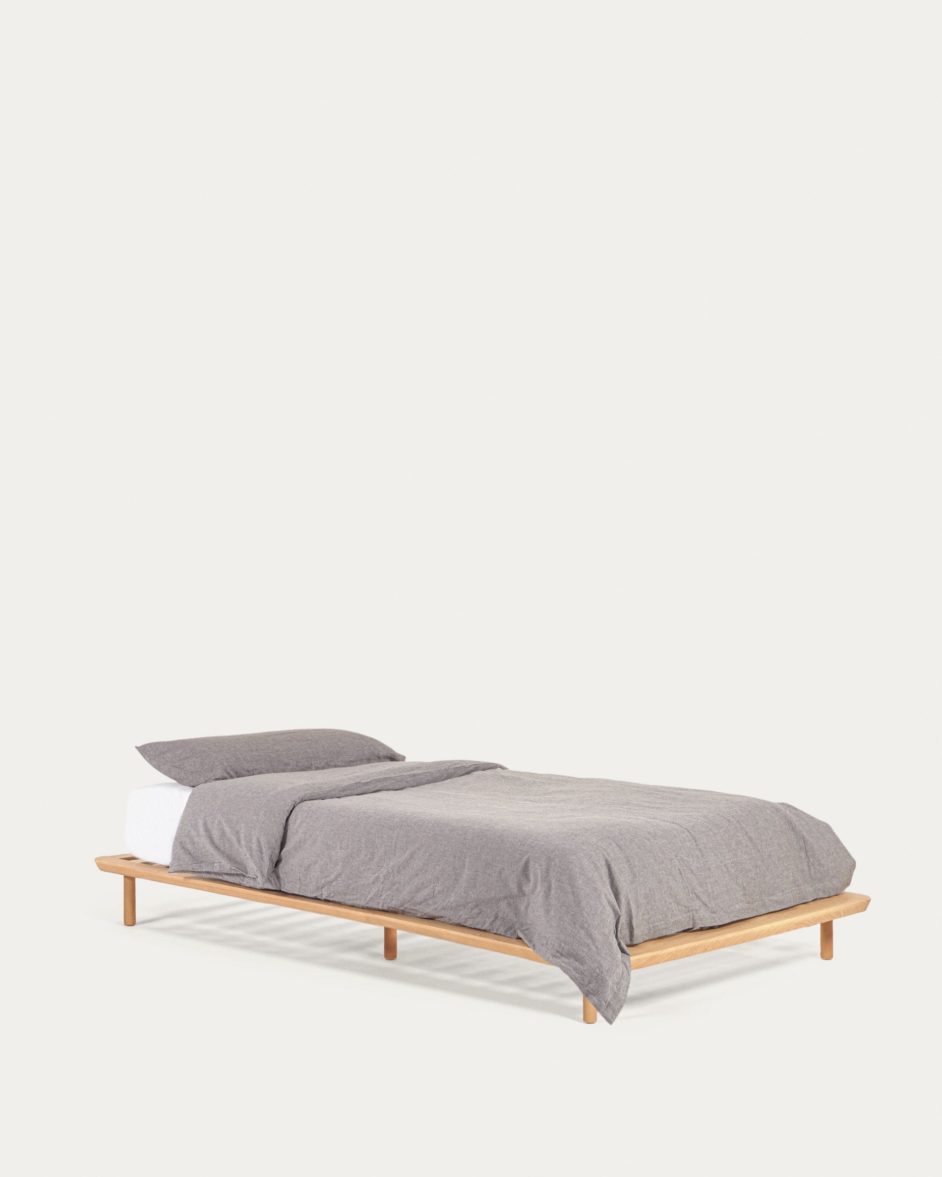 Anielle Bett aus massiver Esche für Matratze von 90 x 200 cm in Braun präsentiert im Onlineshop von KAQTU Design AG. Bett ist von Kave Home