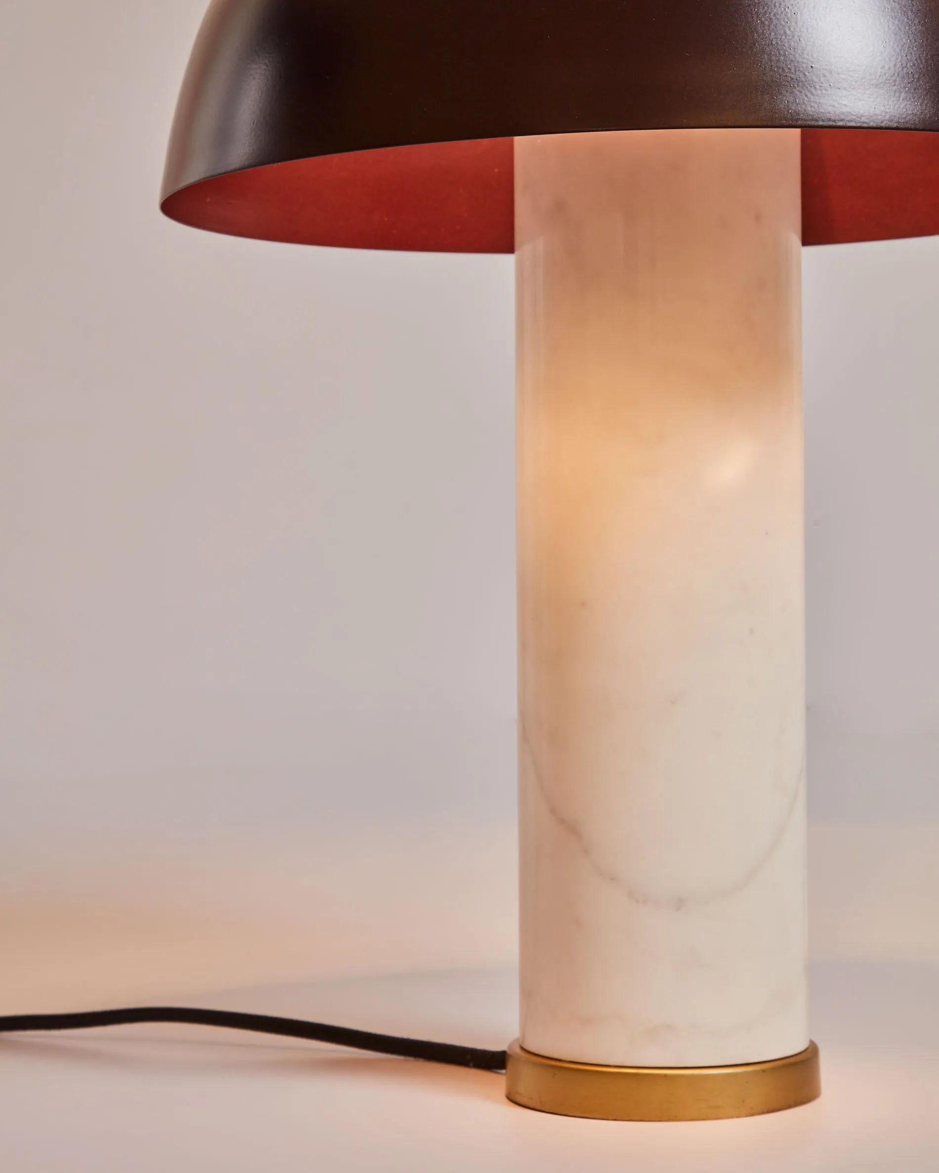 Die Zorione Tischlampe vereint weißen Marmor und braunes Metall zu einem eleganten, modernen Design für stilvolle Räume.