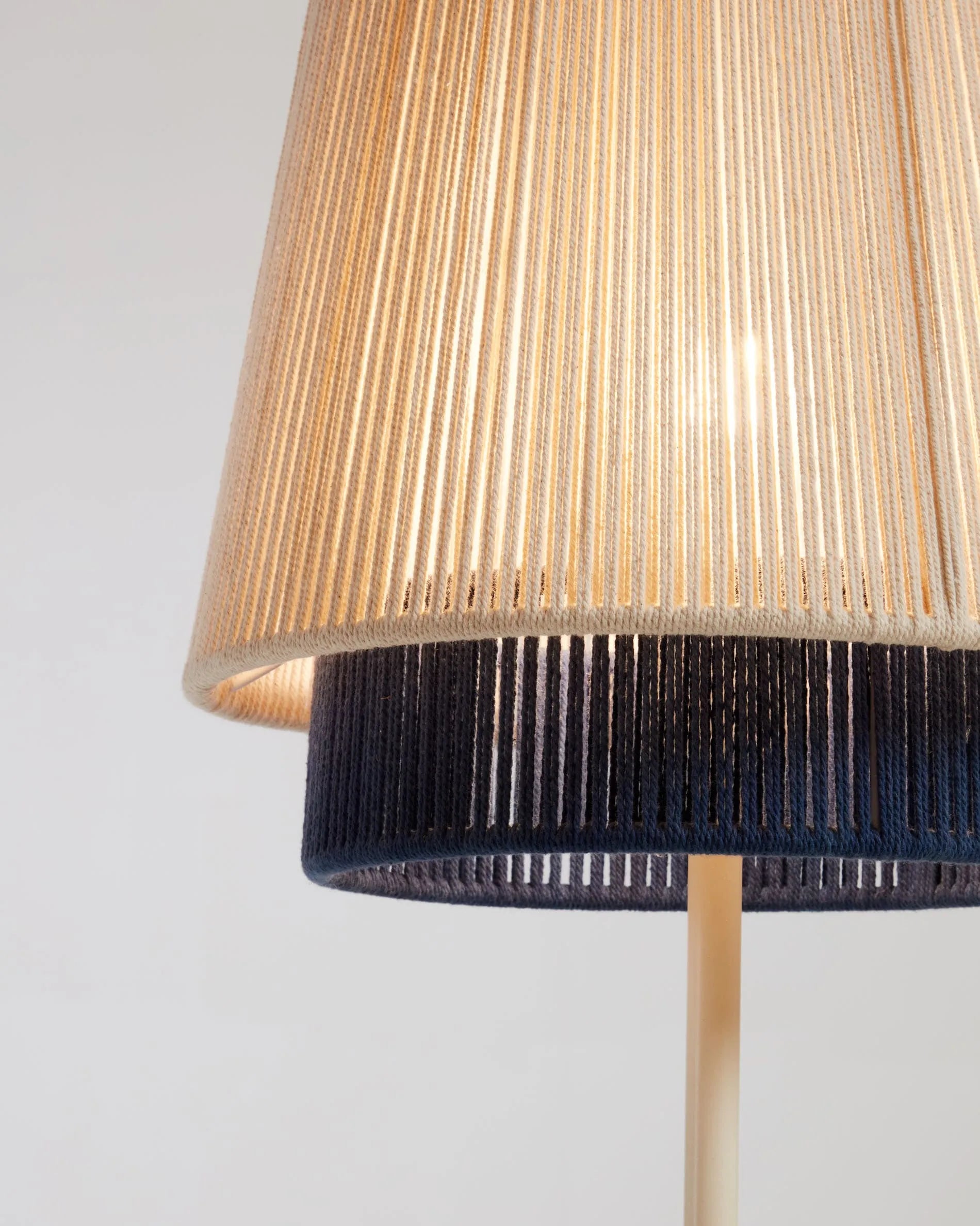 Elegante Stehlampe aus Baumwolle in Beige und Blau, handgefertigt für stilvolle Akzente und gemütliche Atmosphäre.