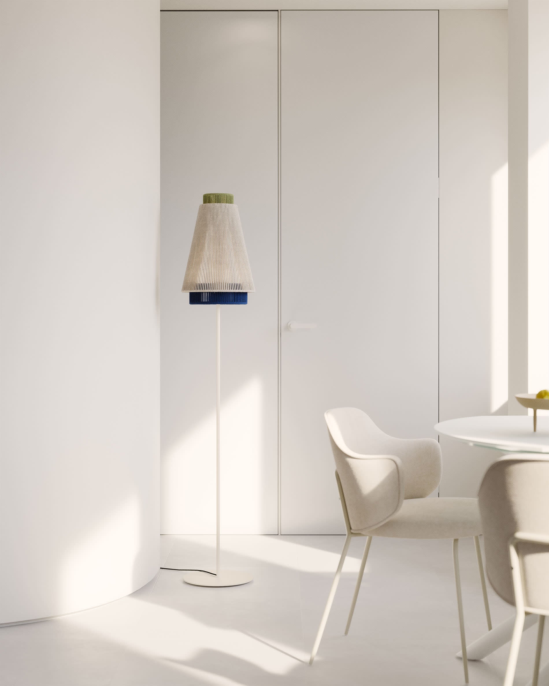 Stehlampe Yuvia aus Baumwolle mit Finish in Beige und Blau in Mehrfarbig präsentiert im Onlineshop von KAQTU Design AG. Stehleuchte ist von Kave Home