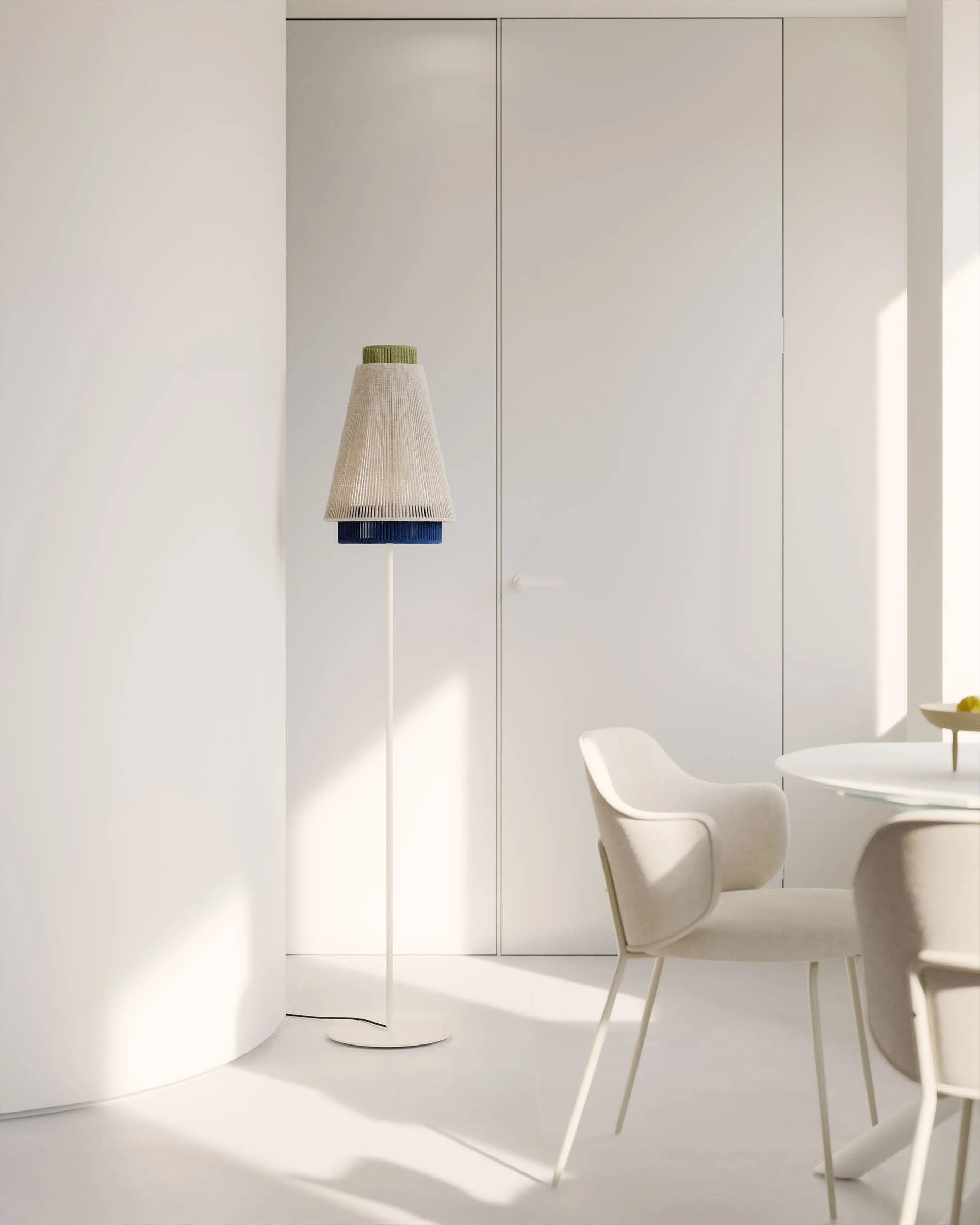 Elegante Stehlampe aus Baumwolle in Beige und Blau, handgefertigt für stilvolle Akzente und gemütliche Atmosphäre.