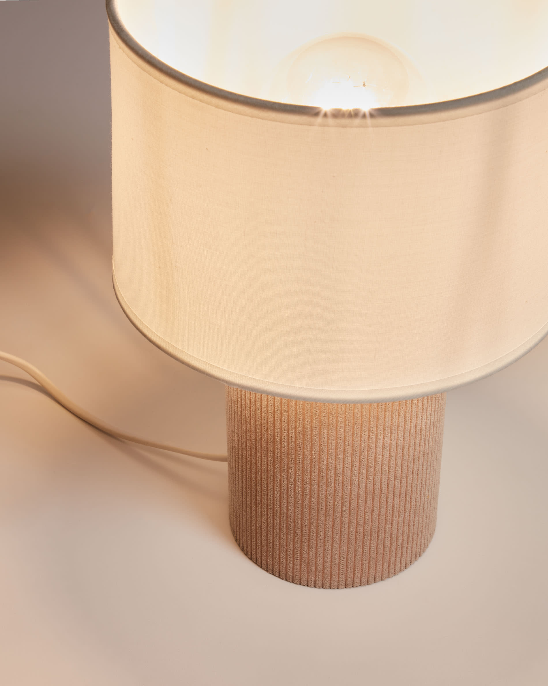 Tischlampe Bianella aus beigem Cord in Beige präsentiert im Onlineshop von KAQTU Design AG. Tischleuchte ist von Kave Home