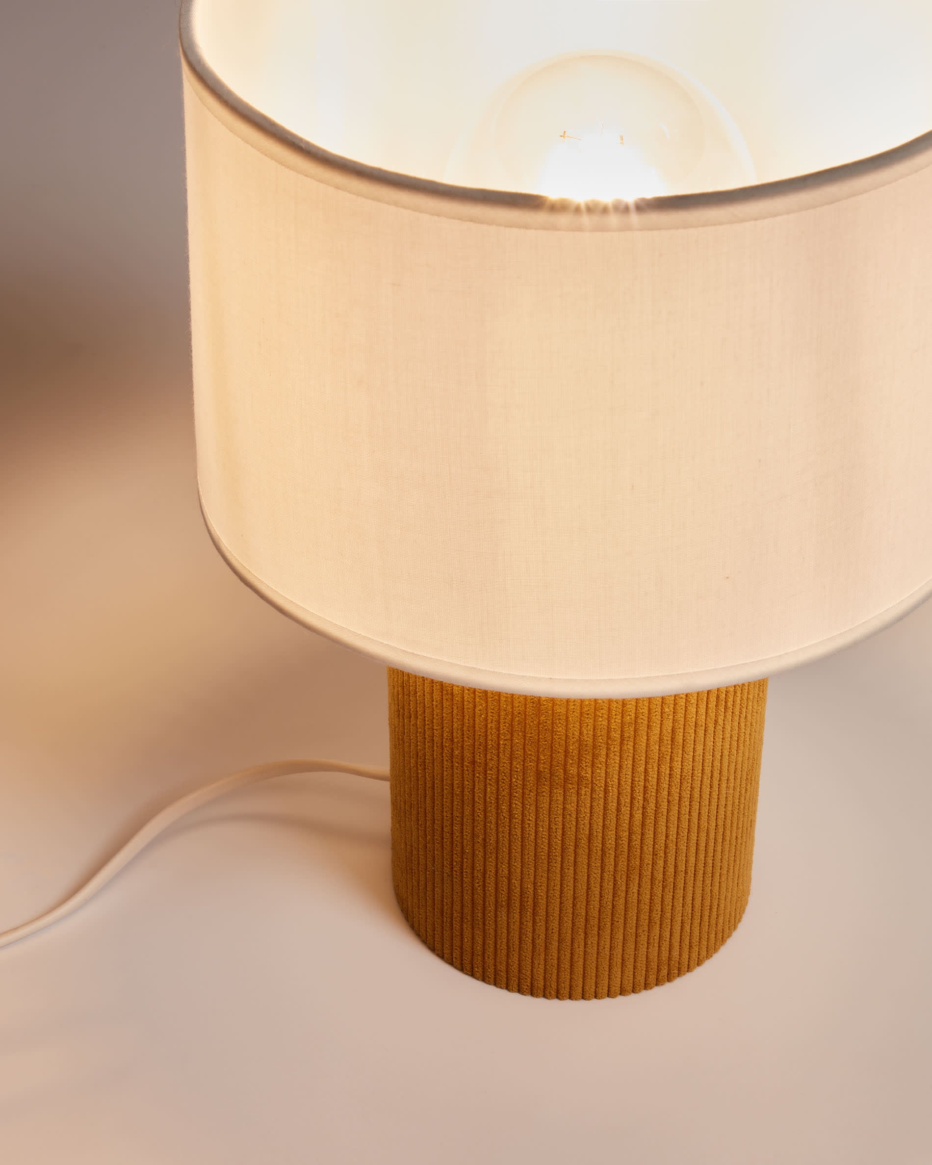 Tischlampe Bianella aus Cord in Senfgelb in Senfgelb präsentiert im Onlineshop von KAQTU Design AG. Tischleuchte ist von Kave Home