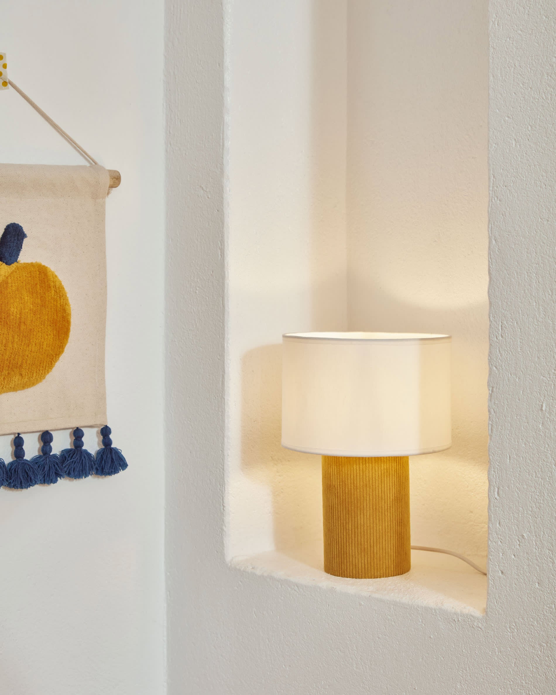 Tischlampe Bianella aus Cord in Senfgelb in Senfgelb präsentiert im Onlineshop von KAQTU Design AG. Tischleuchte ist von Kave Home