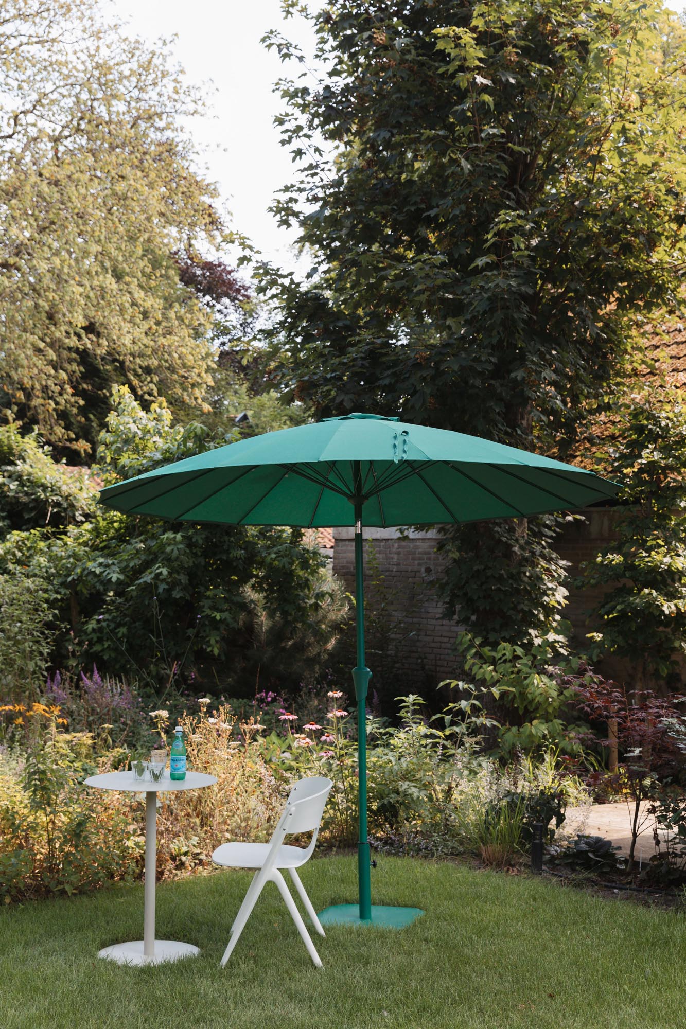 Eleganter Sonnenschirm aus Aluminium, robust und stilvoll, ideal für sonnige Tage im Garten oder auf der Terrasse.