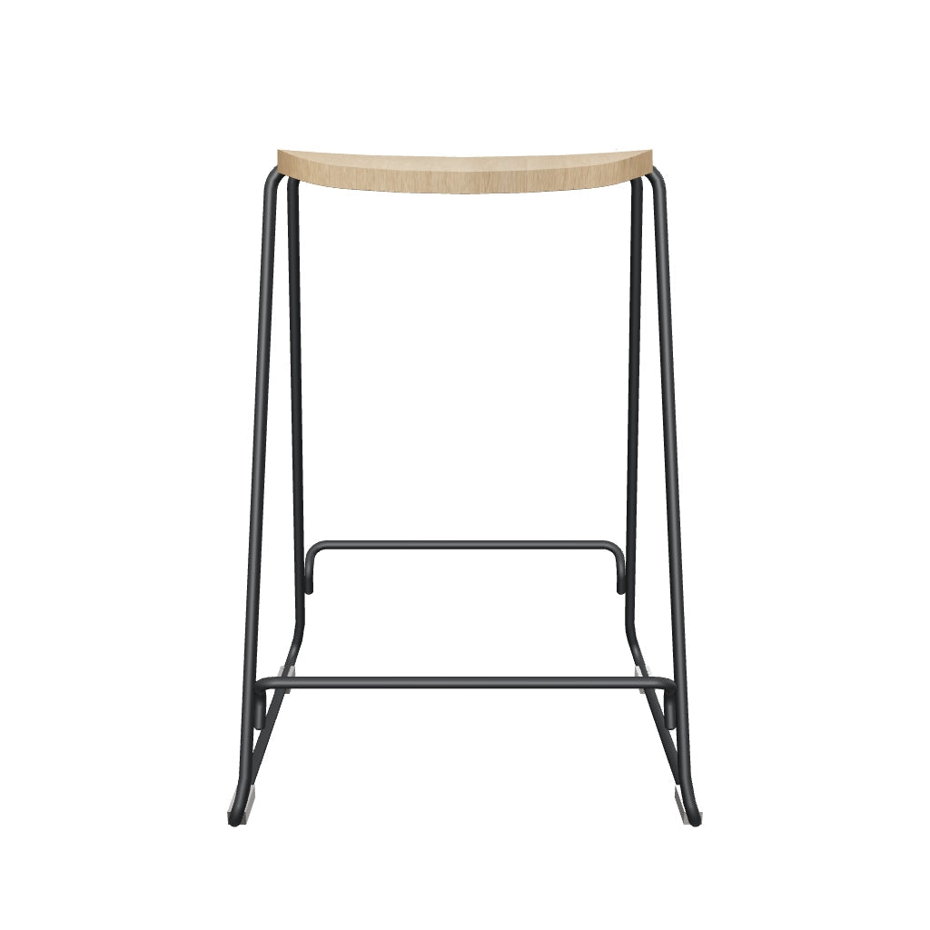 Der Just Barhocker von Normann Copenhagen besticht durch seine schlichte Eleganz, harmonische Formsprache und innovative Details.