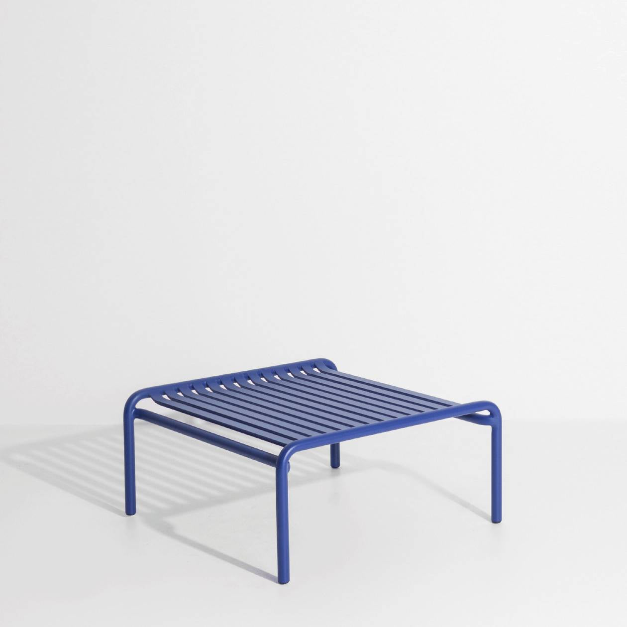 Week-End Coffee Table small in Blue präsentiert im Onlineshop von KAQTU Design AG. Beistelltisch Outdoor ist von Petite Friture