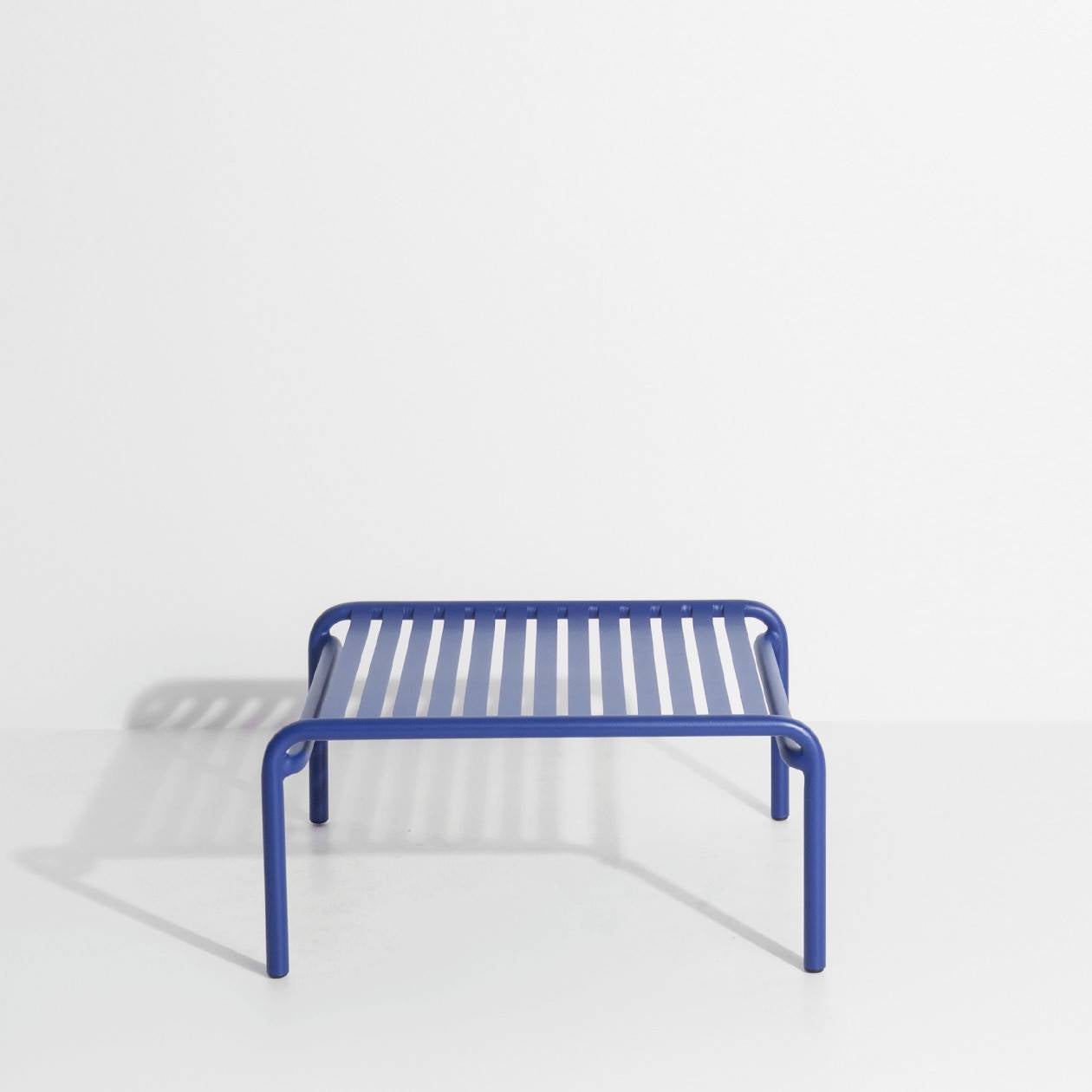 Week-End Coffee Table small in Blue präsentiert im Onlineshop von KAQTU Design AG. Beistelltisch Outdoor ist von Petite Friture