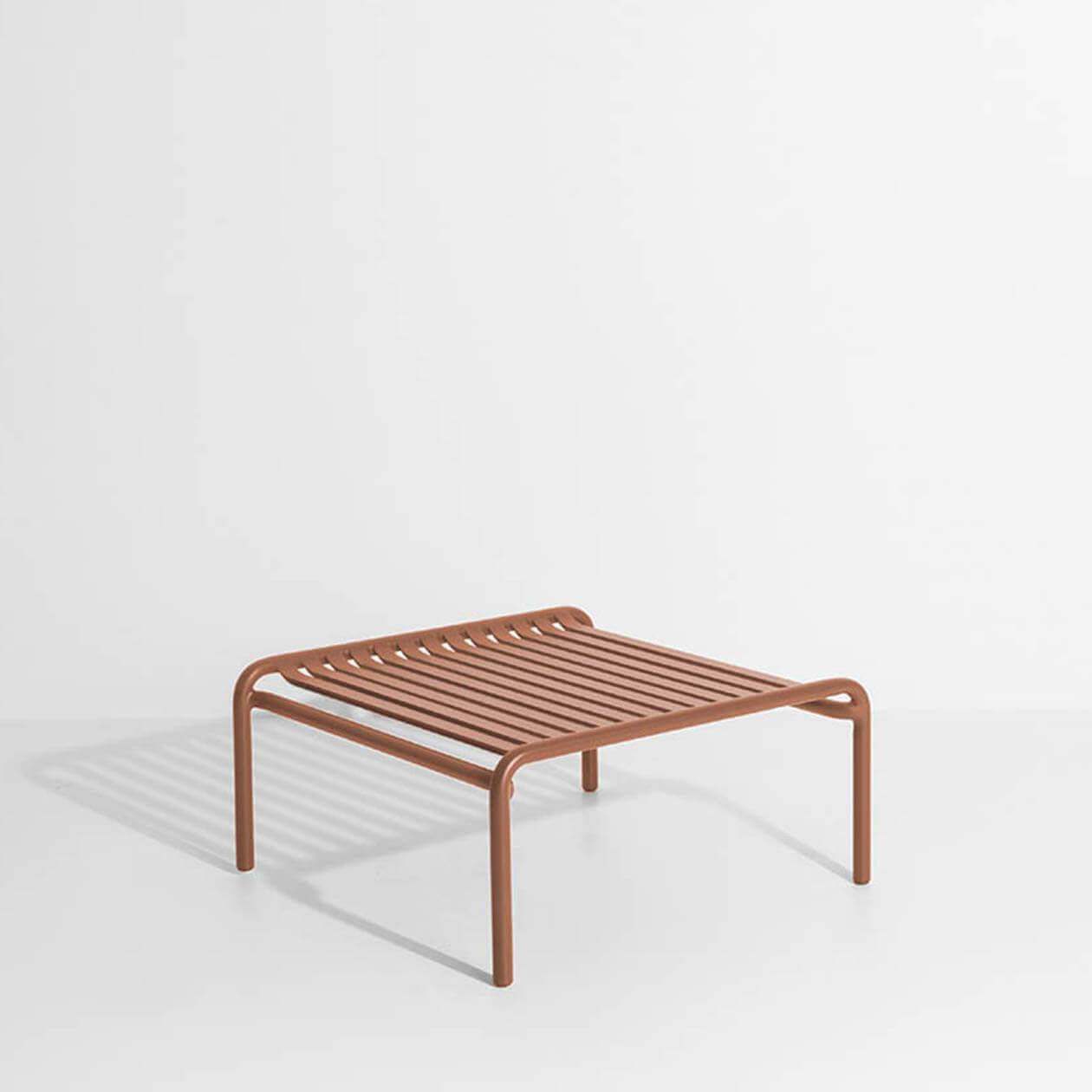 Week-End Coffee Table small in Terracotta präsentiert im Onlineshop von KAQTU Design AG. Beistelltisch Outdoor ist von Petite Friture
