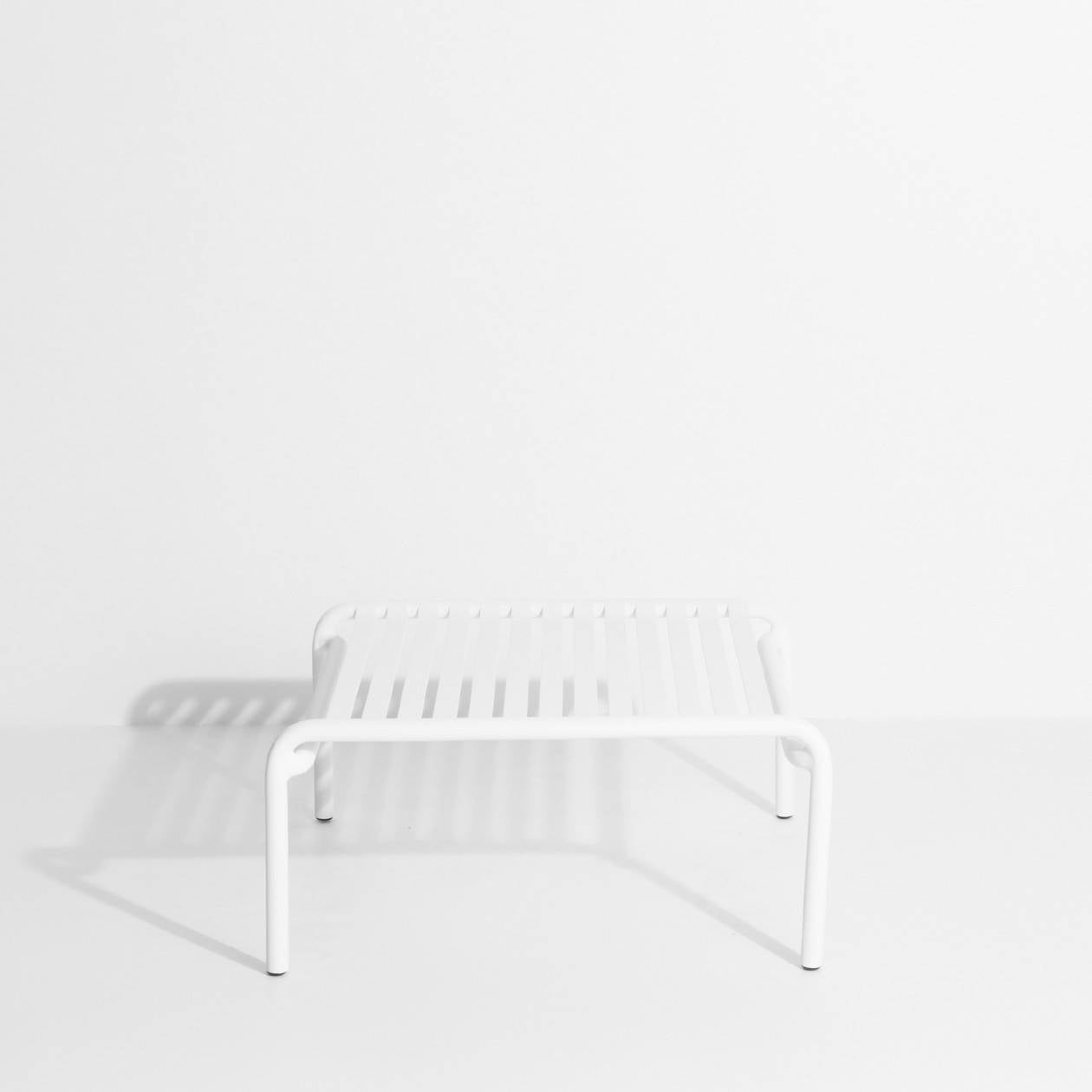 Week-End Coffee Table small in White präsentiert im Onlineshop von KAQTU Design AG. Beistelltisch Outdoor ist von Petite Friture