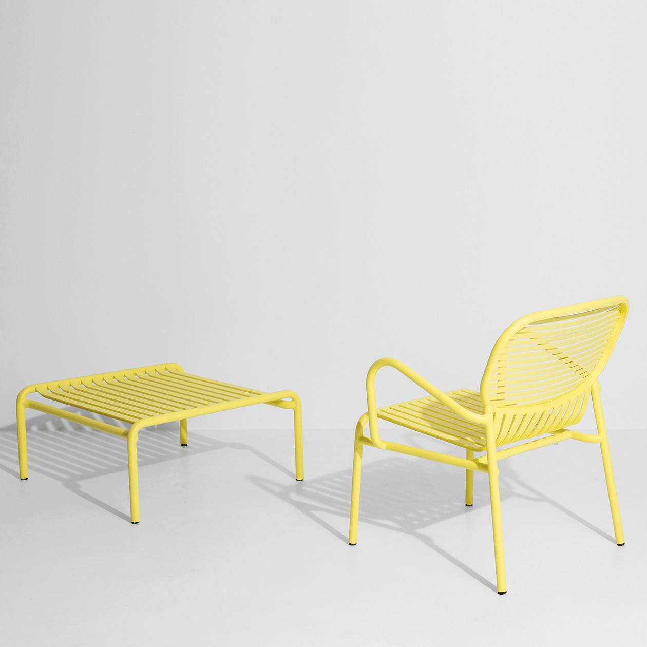 Week-End Coffee Table small in Yellow präsentiert im Onlineshop von KAQTU Design AG. Beistelltisch Outdoor ist von Petite Friture